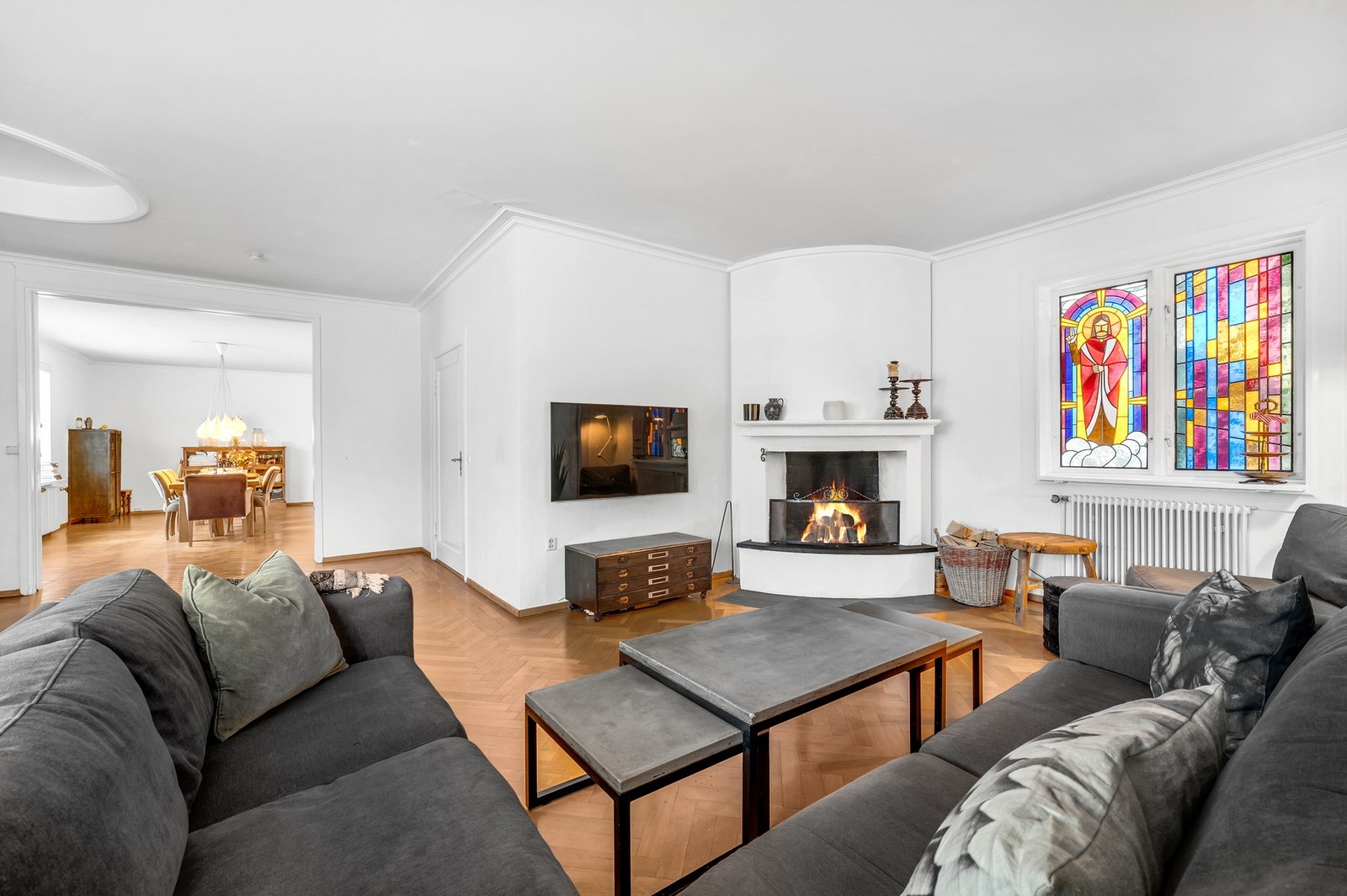 Lun peis bidrar til ekstra oppvarming i vinterhalvåret. Det er i tillegg varmepumpe og elektrisitet. Galleribilde