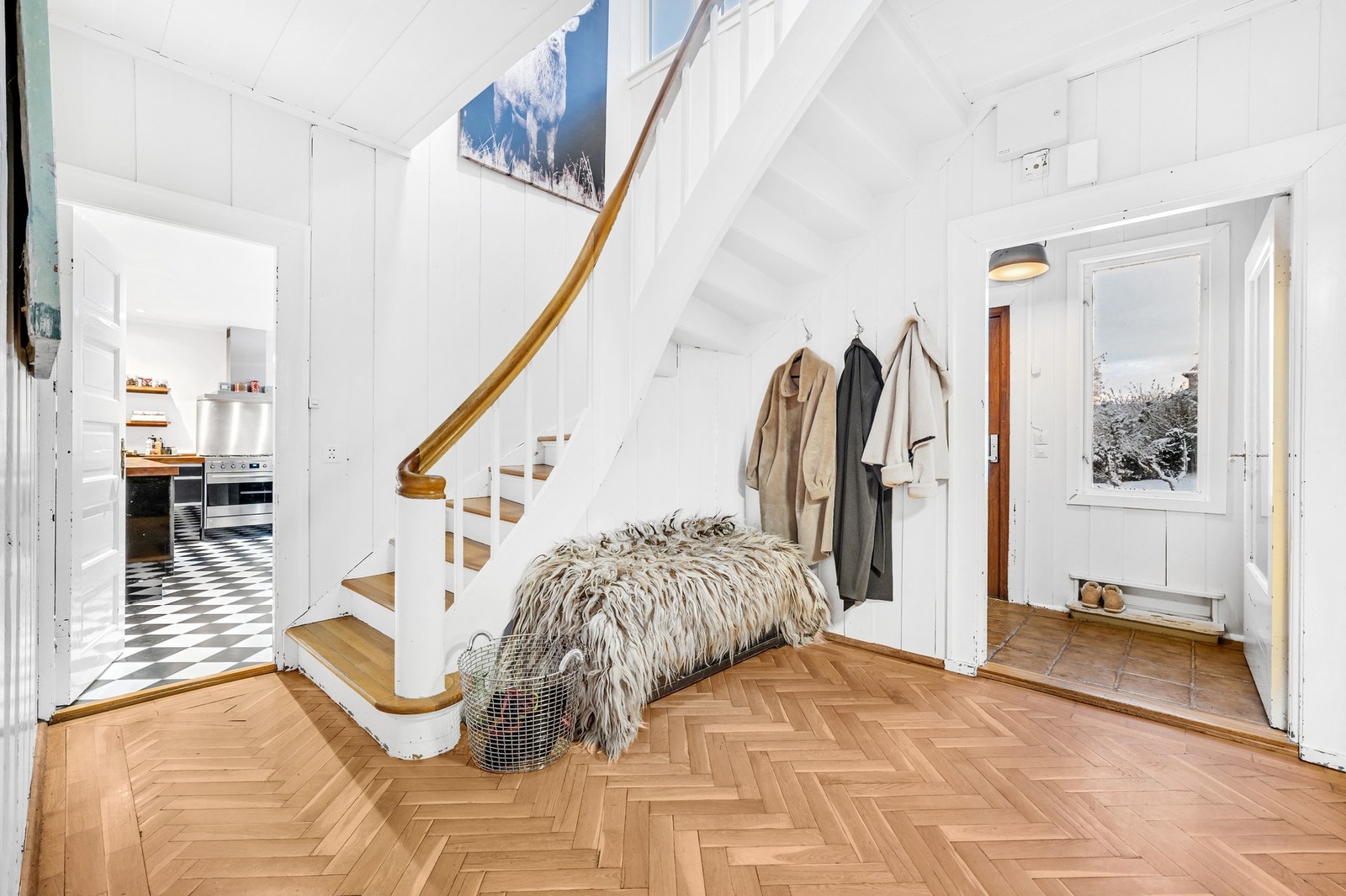 Flott hall på 14,5 m² som binder sammen alle rom i etasjen. Her er den originale trappen fra byggeår beholdt. Galleribilde