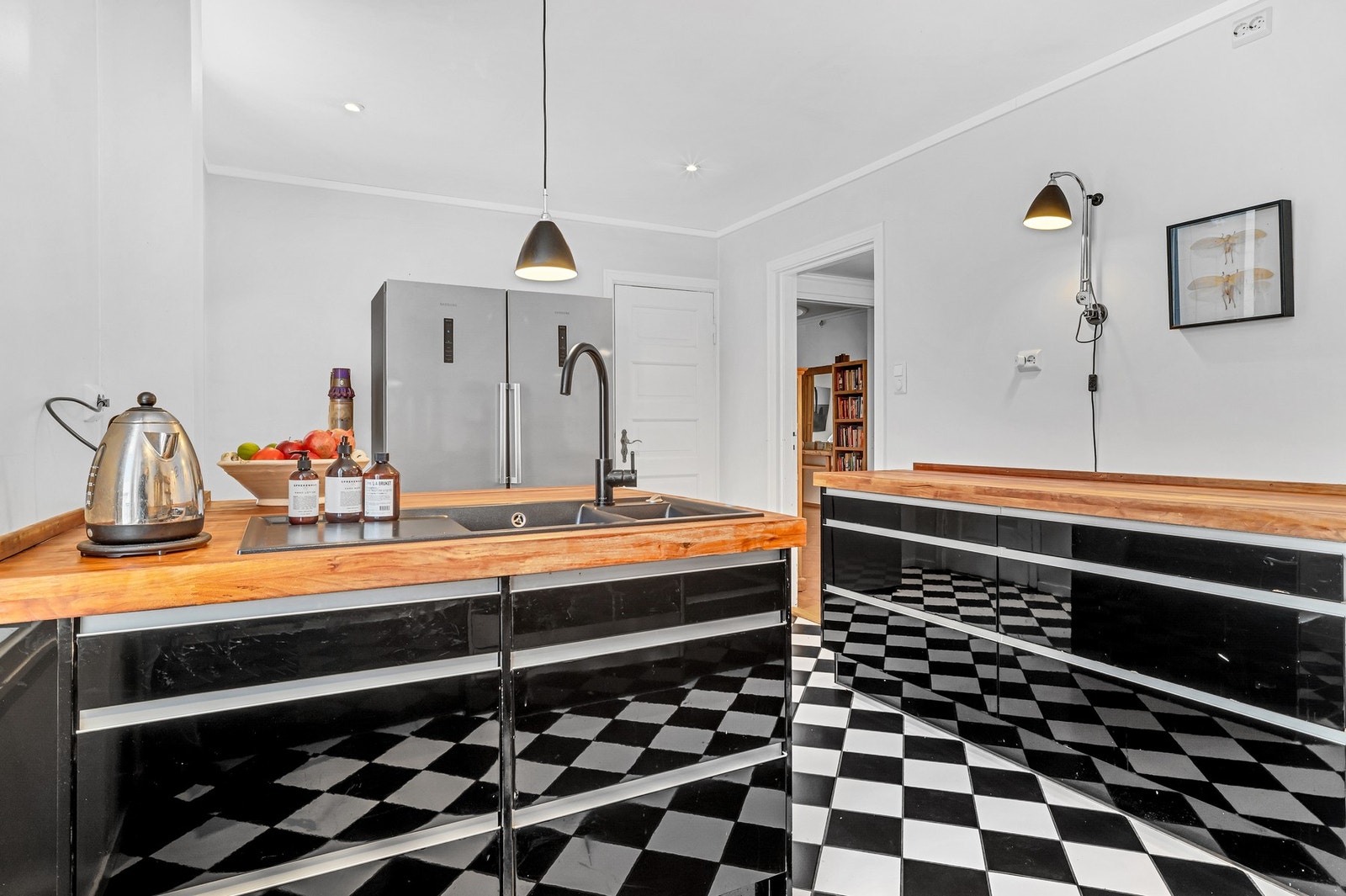 Boligens gjennomtenkte materialvalg gjenspeiles i kjøkkenet, som blant annet har benkeplate i heltre. Galleribilde