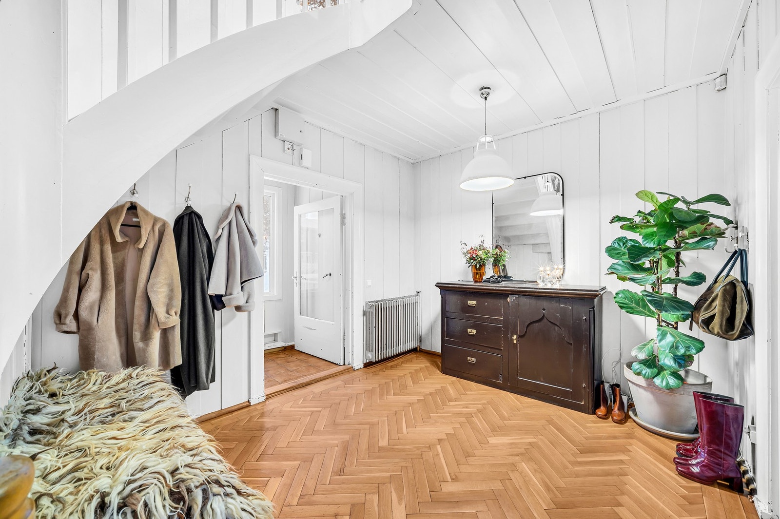 Her er det god plass til oppbevaring av sko og yttertøy, samt direkte tilgang til WC. Det er lagt fiskebensparkett som står i stil med resten av boligen. Galleribilde