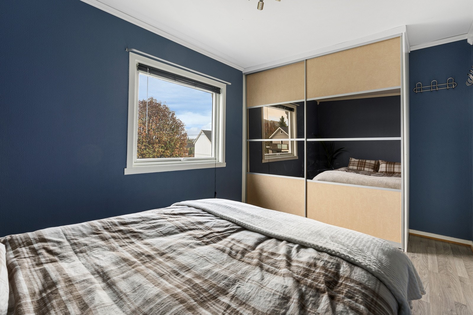 På soverommet er det en stor og romslig skyvedørsgarderobe. Galleribilde