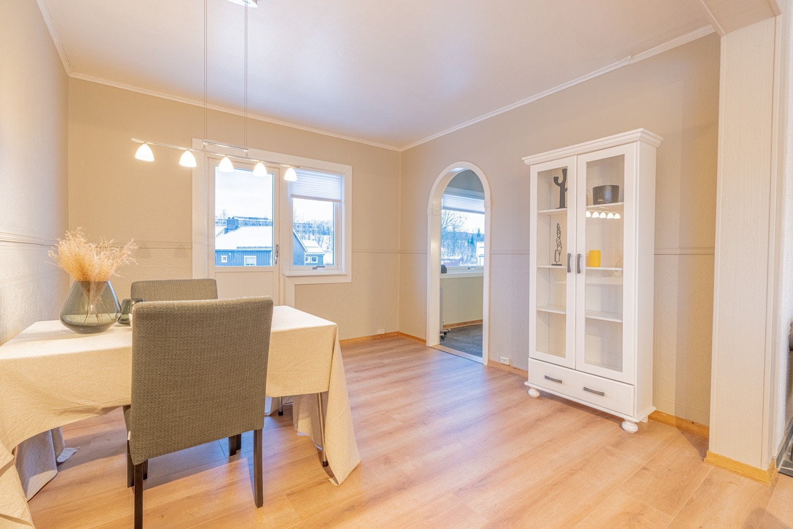 Fra stuen har man en delvis åpen og sosial løsning til spisestuen. Rommet varmes effektivt opp av en koselig vedbrennende ovn. Galleribilde