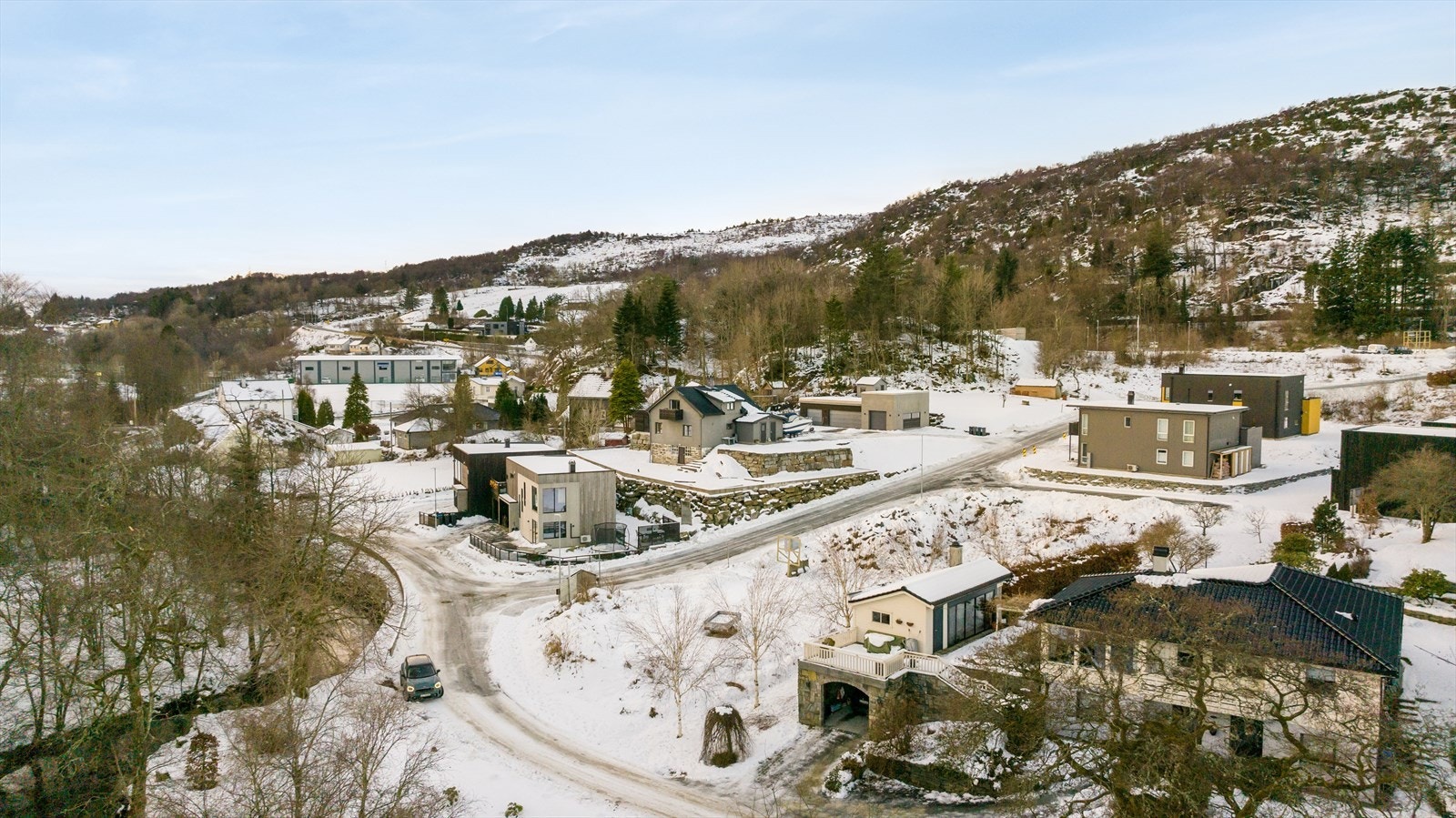 Fra tomten er det gangavstand til flotte turområder, aktive Grinde IL med tilhørende idrettsanlegg, barnehage og Grinde barneskole Galleribilde