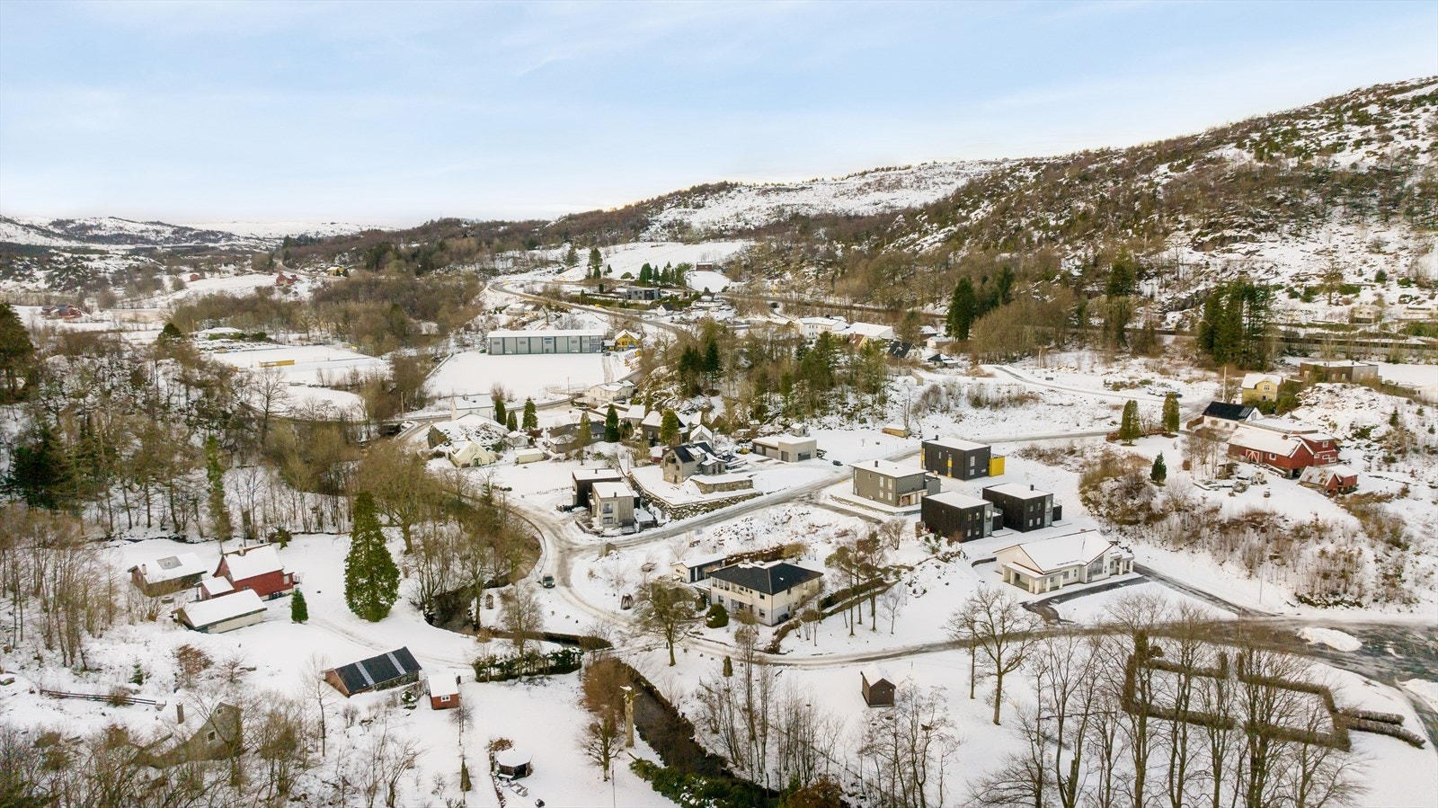 Ihht. reguleringsplan vedtatt 18.06.2023 kan tomten bebygges med enebolig på inntil BYA=40% (inkl. garasje eller carport, bod og biloppstillingsplass) Galleribilde