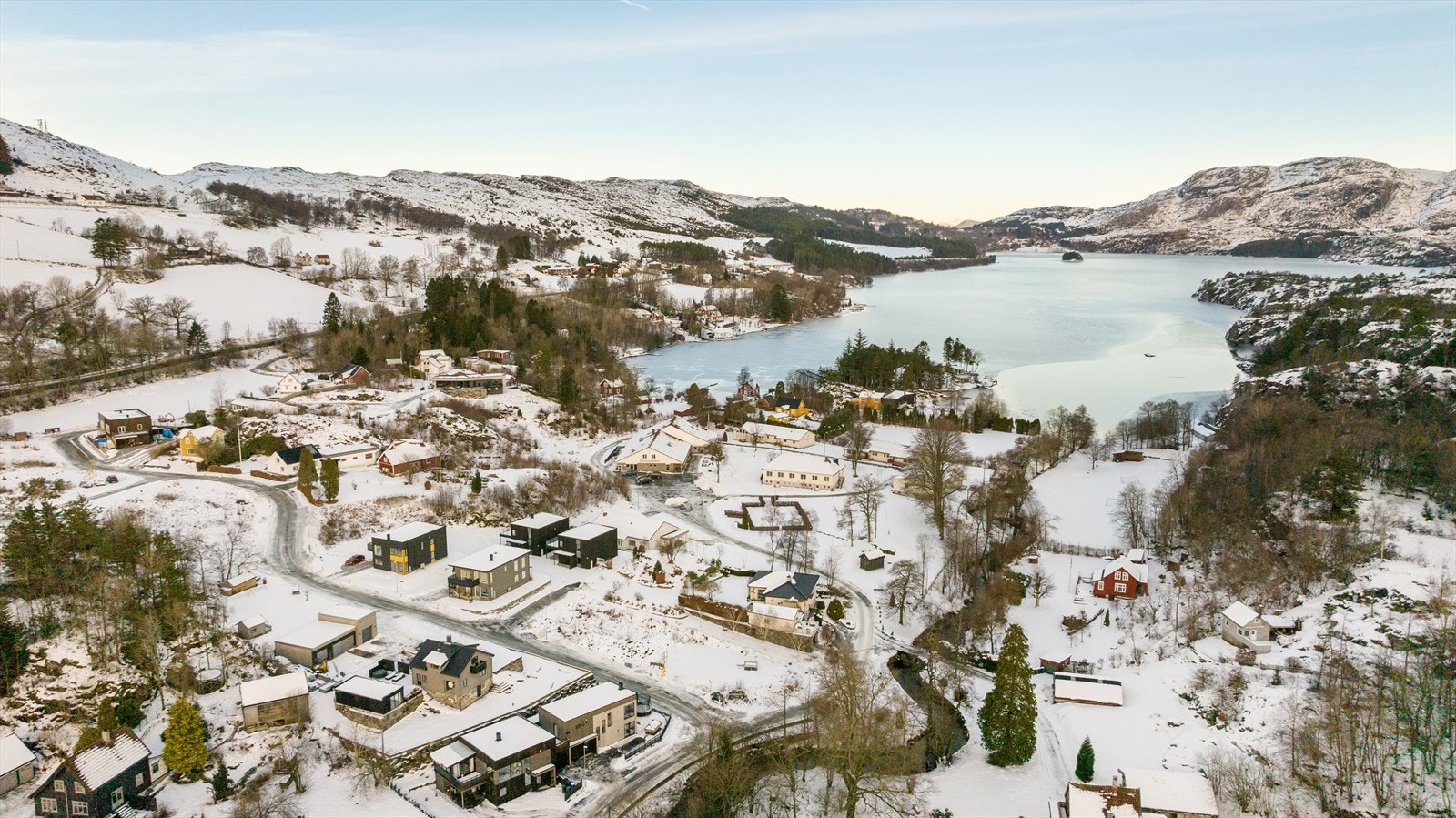 Ved Stemnestaden er det bademuligheter og en populær samlingsplass for familien Galleribilde