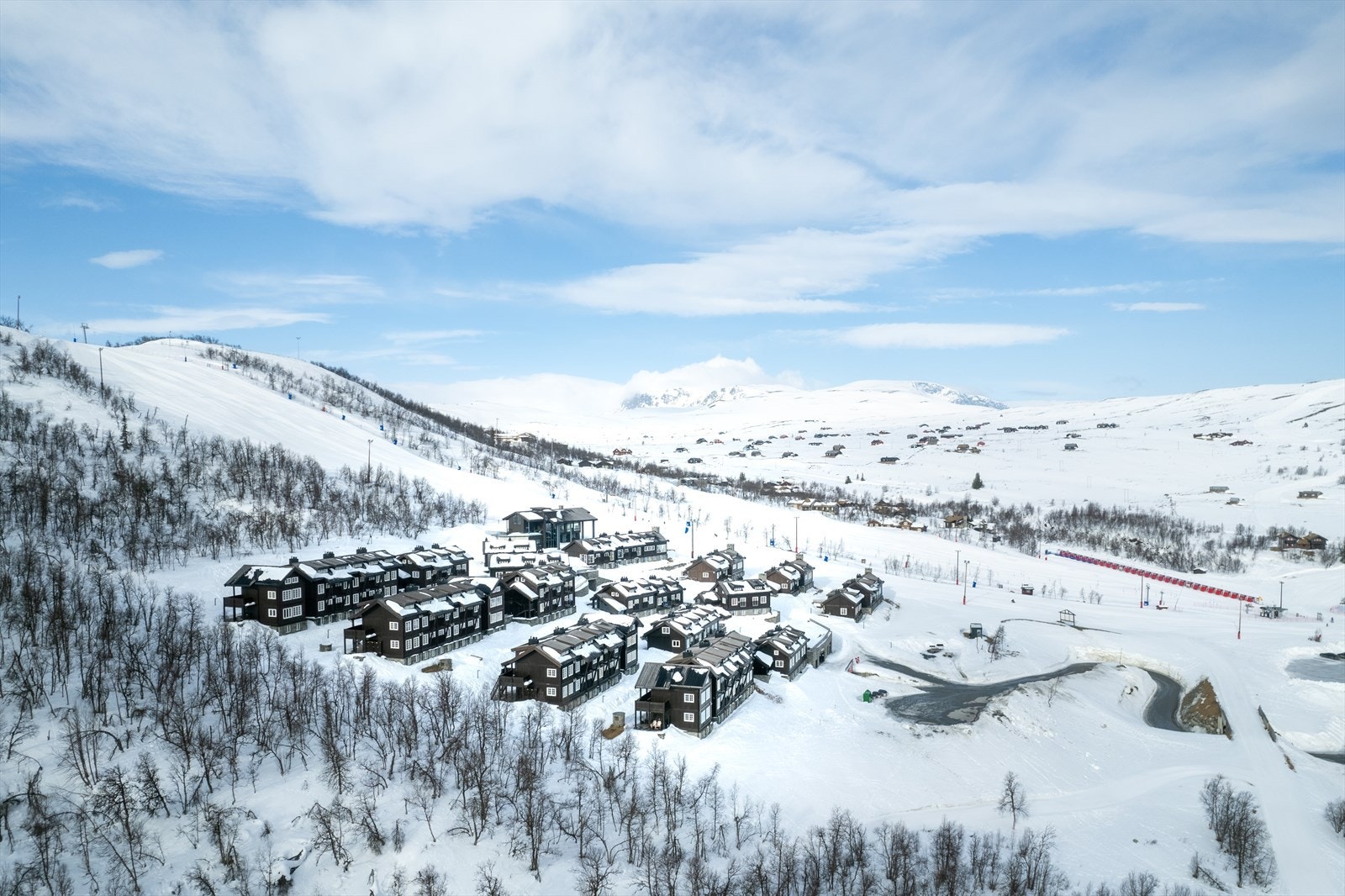 Majestetiske Hallingskarvet i bakgrunnen (foto: Havsdalsgrenda) Galleribilde