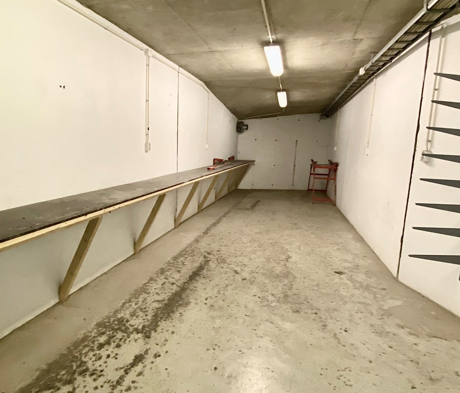 Smørebod ifbm garasjeanlegget (foto: Havsdalsgrenda) Galleribilde