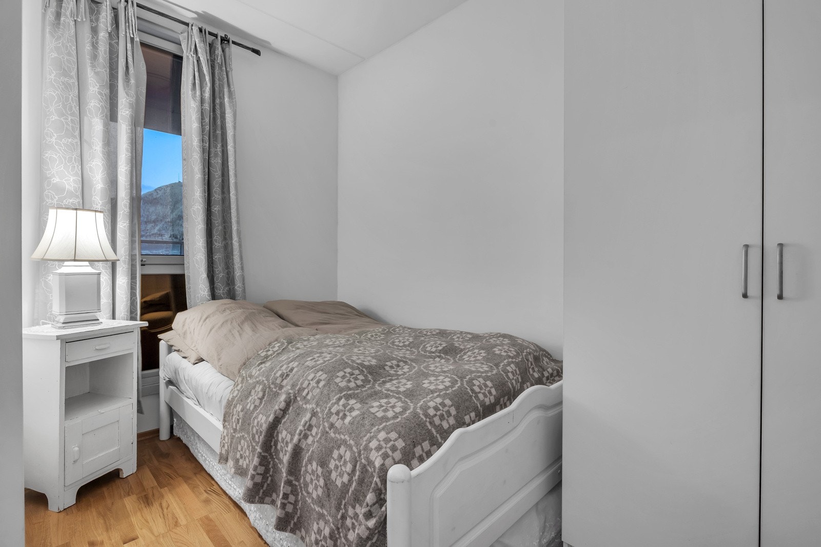 Soverom 2 med vinduer mot verandaen Galleribilde