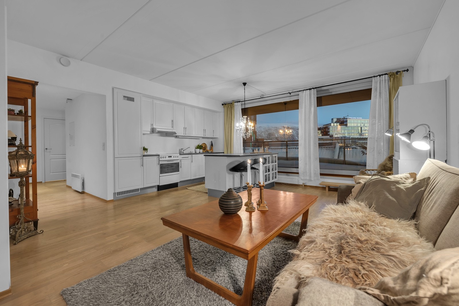 Karl Johan 2 er en godt beliggende, meget praktisk og flott 4-roms selveier med gode kvaliteter Galleribilde