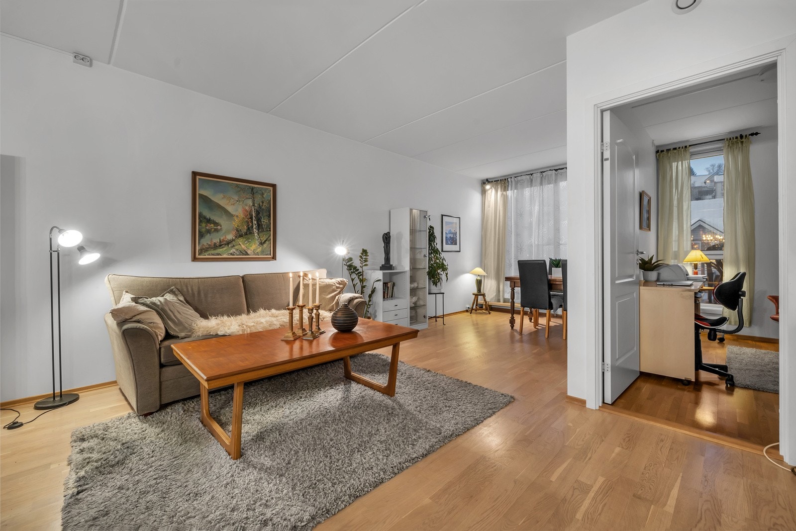 Fra stua er det inngang til 1 av leilighetens toalt 3 soverom Galleribilde