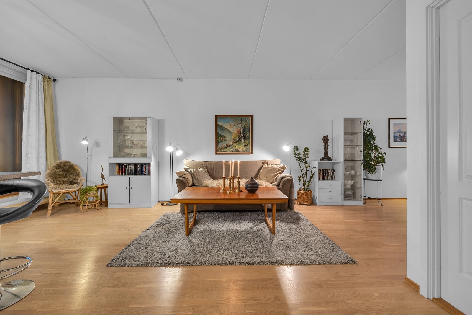 Stuen er lys og trivelig med utgang til veranda både mot sør (bysiden) og mot vest (ettermiddag og kveldssol) Galleribilde