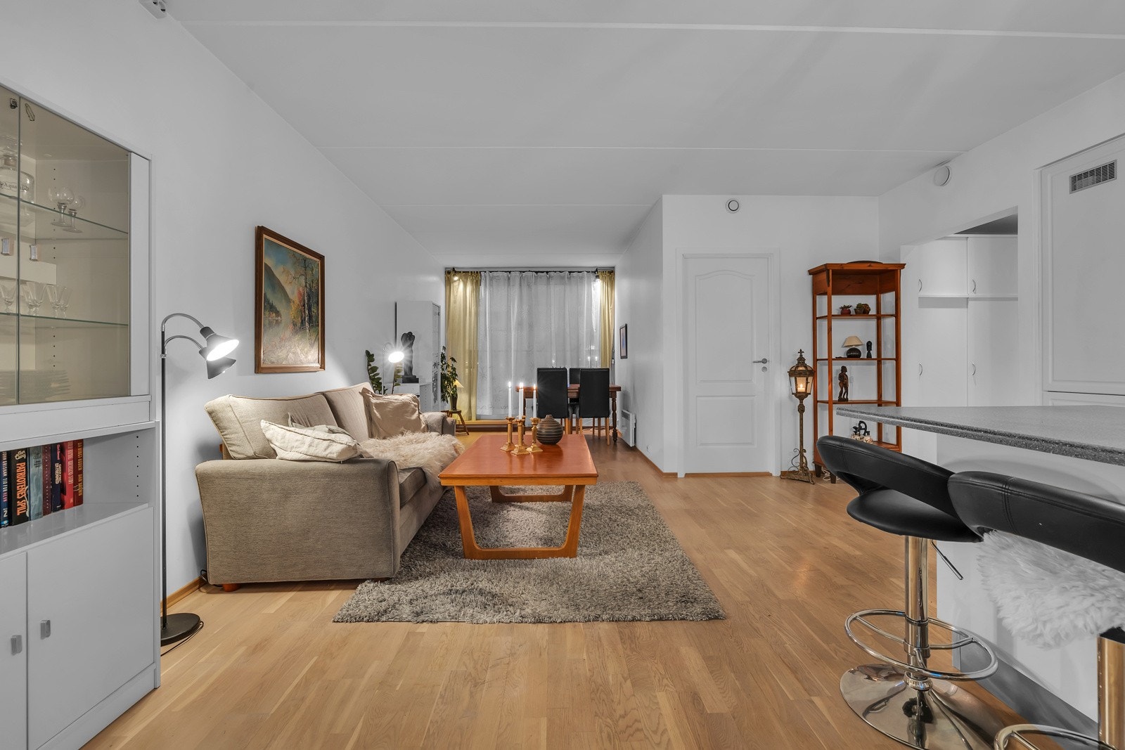 Åpen løsning mot kjøkkenet Galleribilde