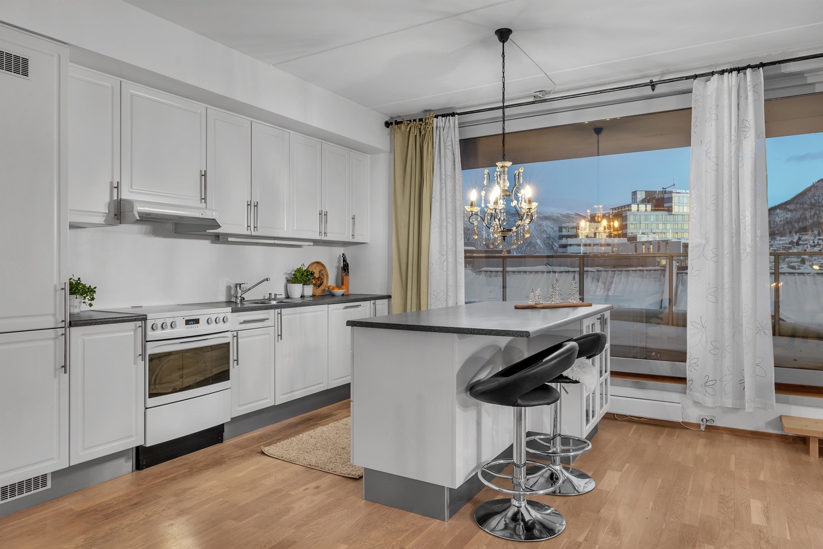 Praktisk barløsning på kjøkkenøya Galleribilde