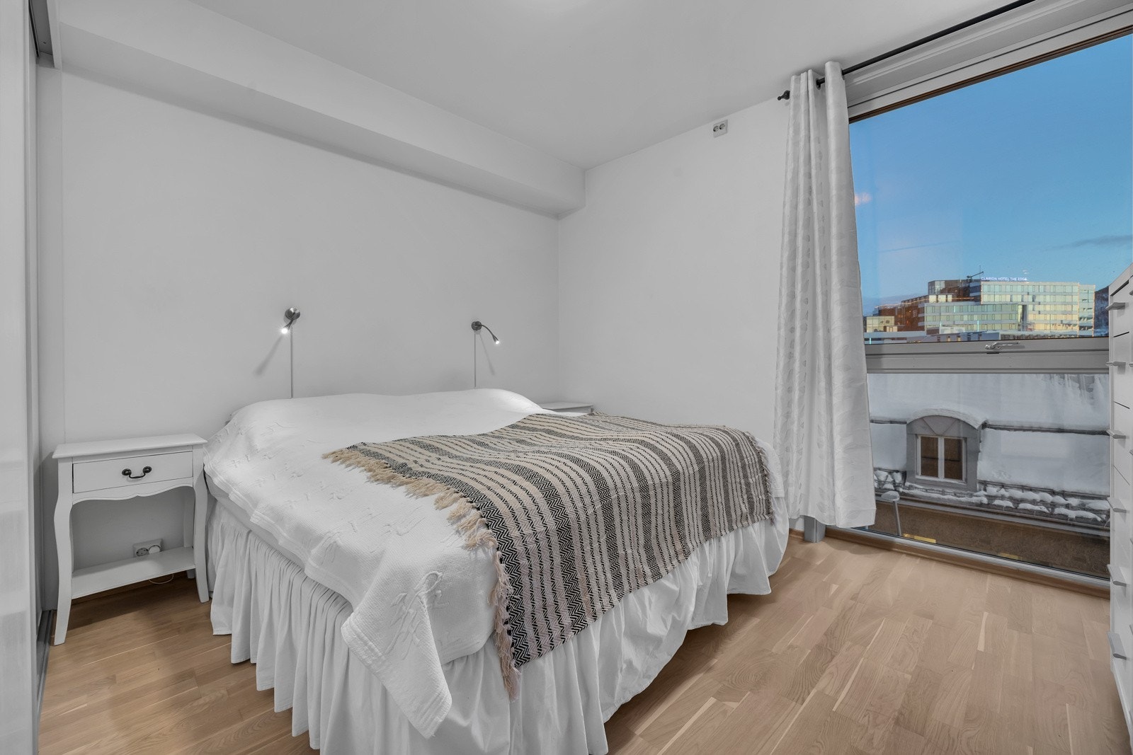 Her finner du plass til stor dobbeltseng og garderobe Galleribilde