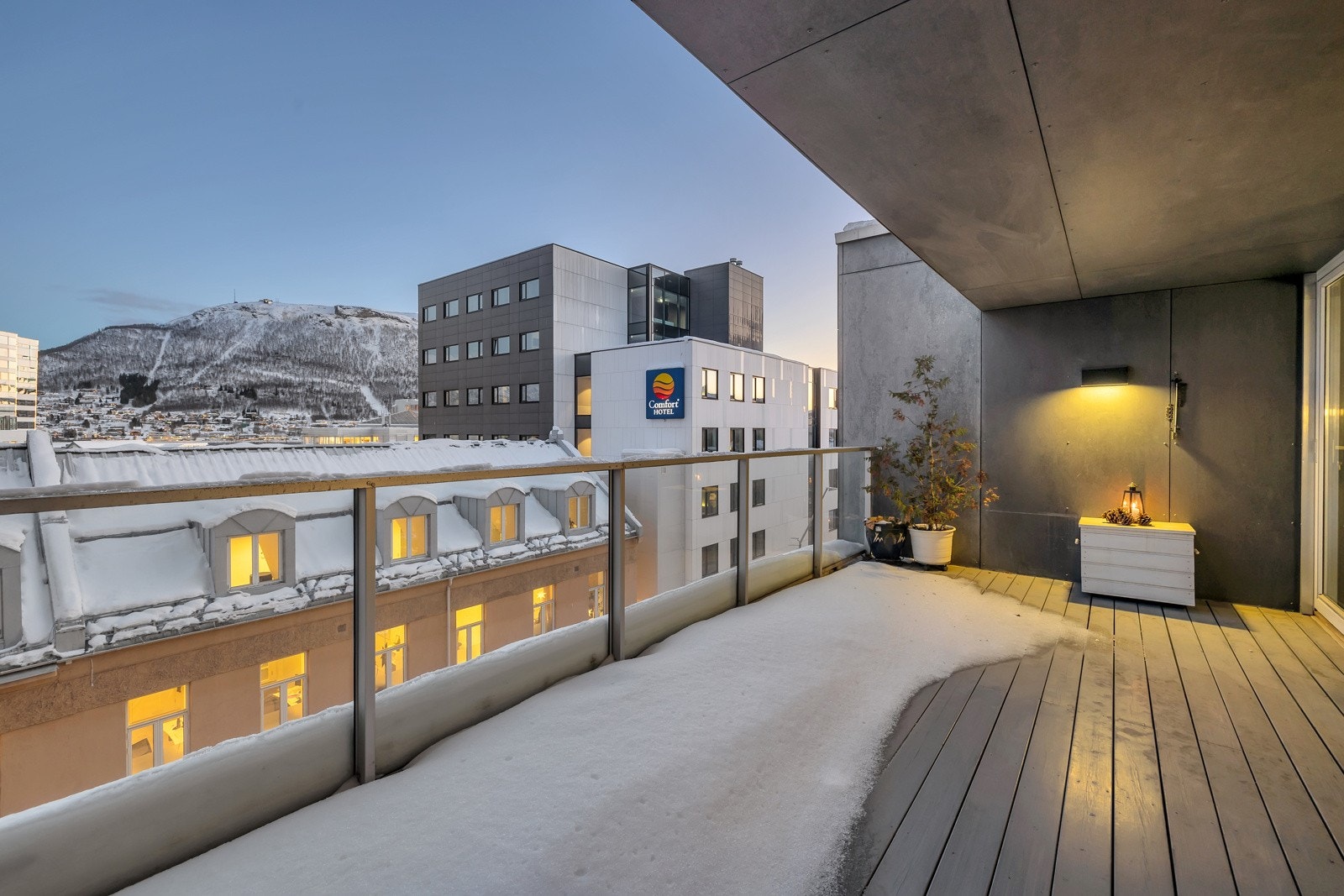 ...med fin utsikt over nærområder og mot fastlandet Galleribilde