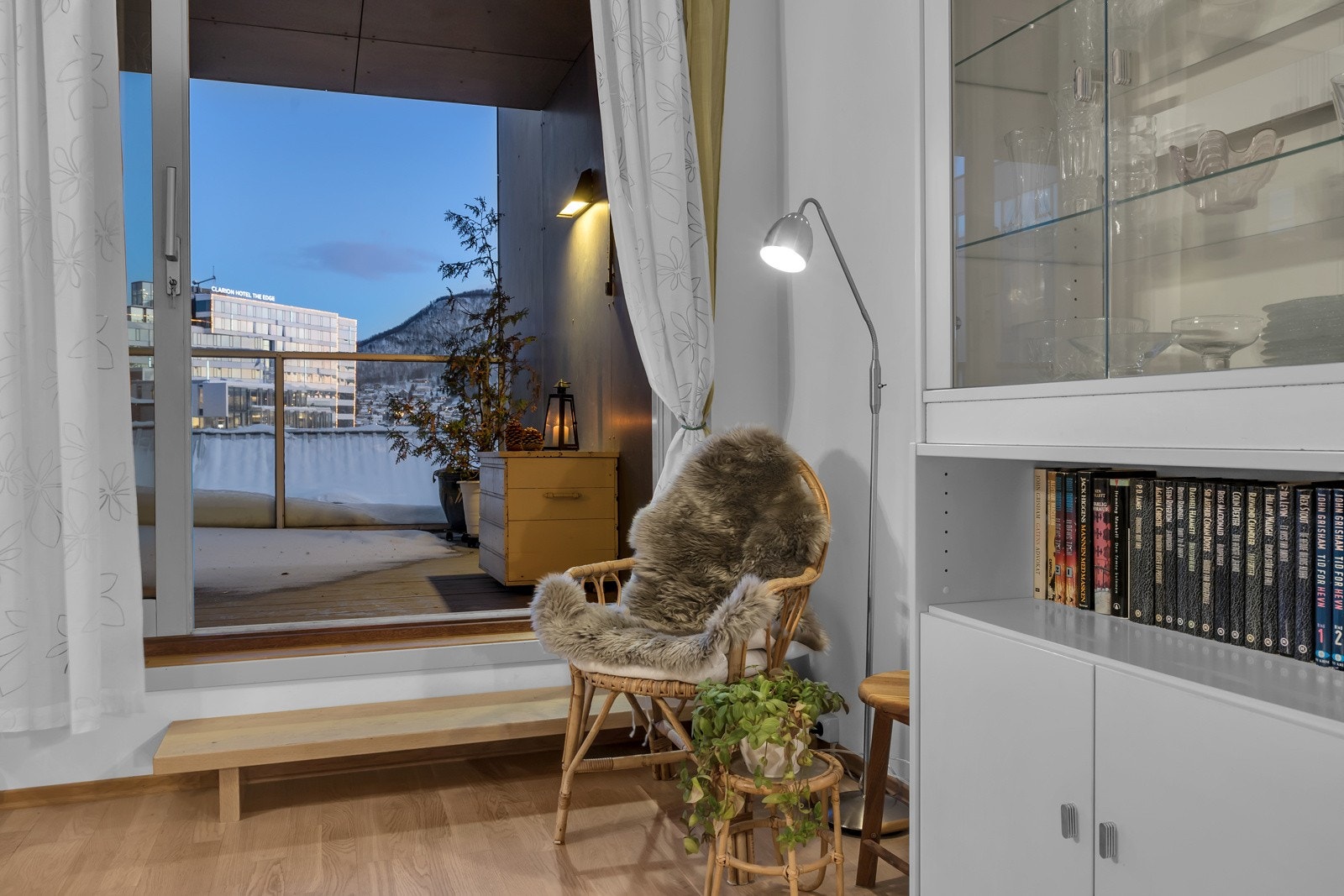 Fra denne delen av leiligheten er det skyvedør ut til stor østvendt veranda hvor morgen- og formiddagssolen treffer Galleribilde