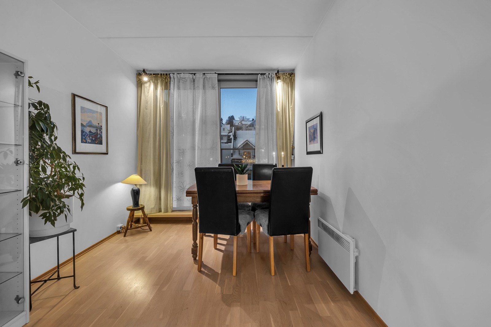 Spisestua er tilbaketruket mot vest hvor du også kan gå ut til veranda Galleribilde