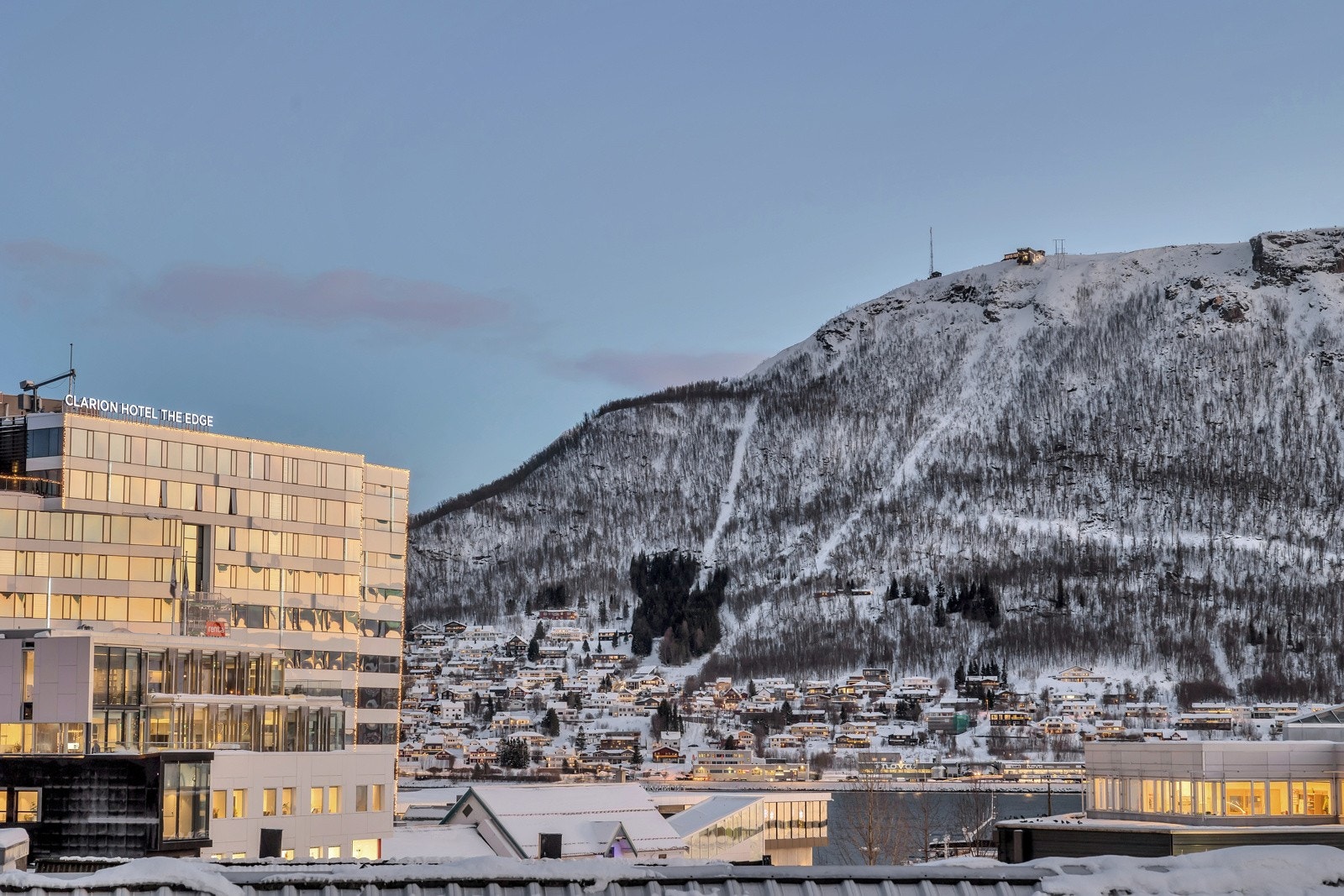 Fin sikt mot ikoniske bygg samt fjellheisen Galleribilde