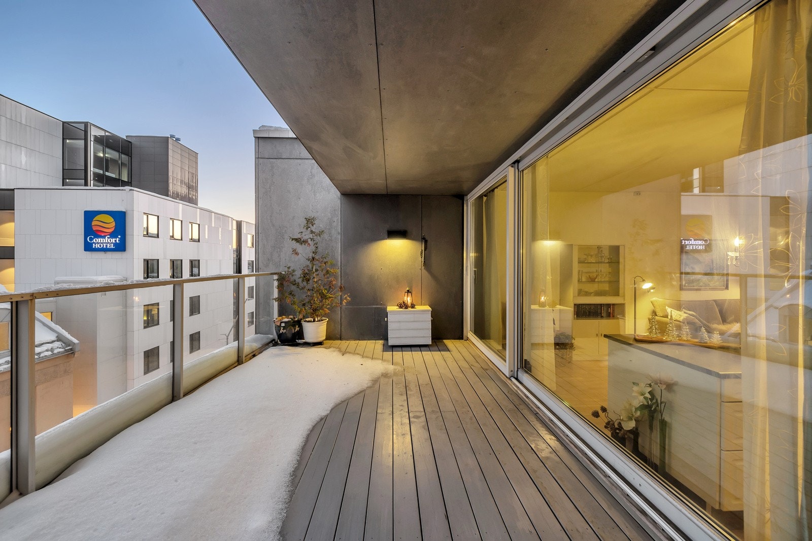 Svørt romslig og overbygget veranda Galleribilde