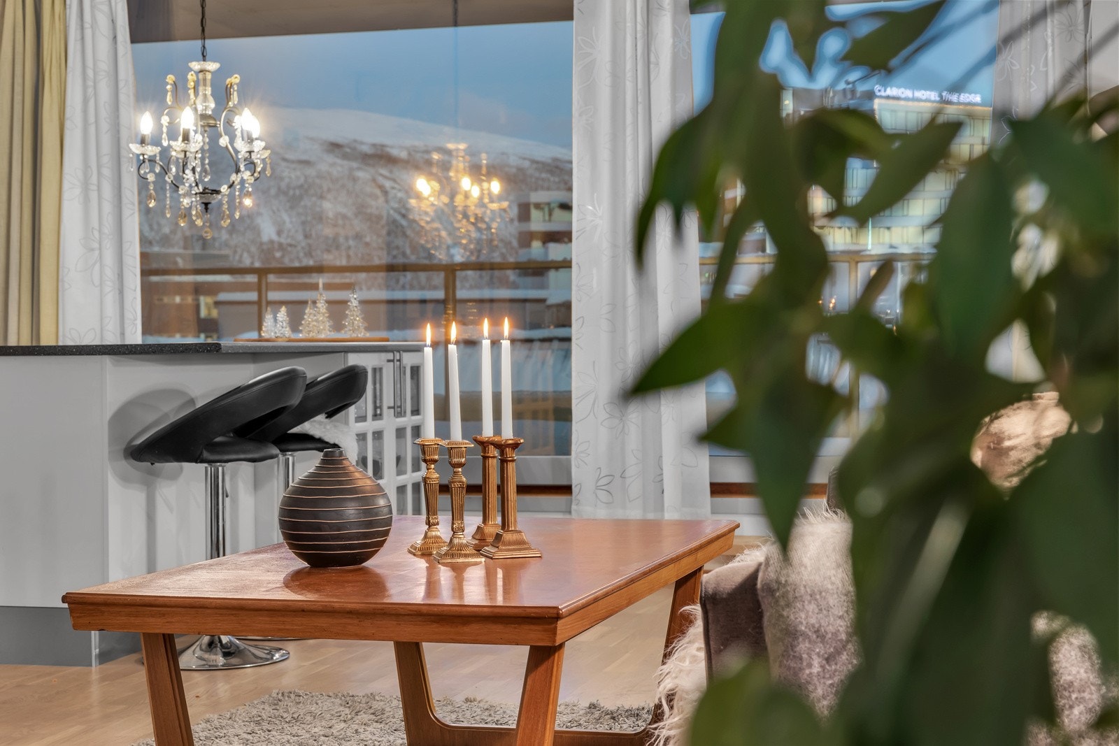 Fra stua er det fin utsikt mot fastlandet og sentrum av Tromsø Galleribilde