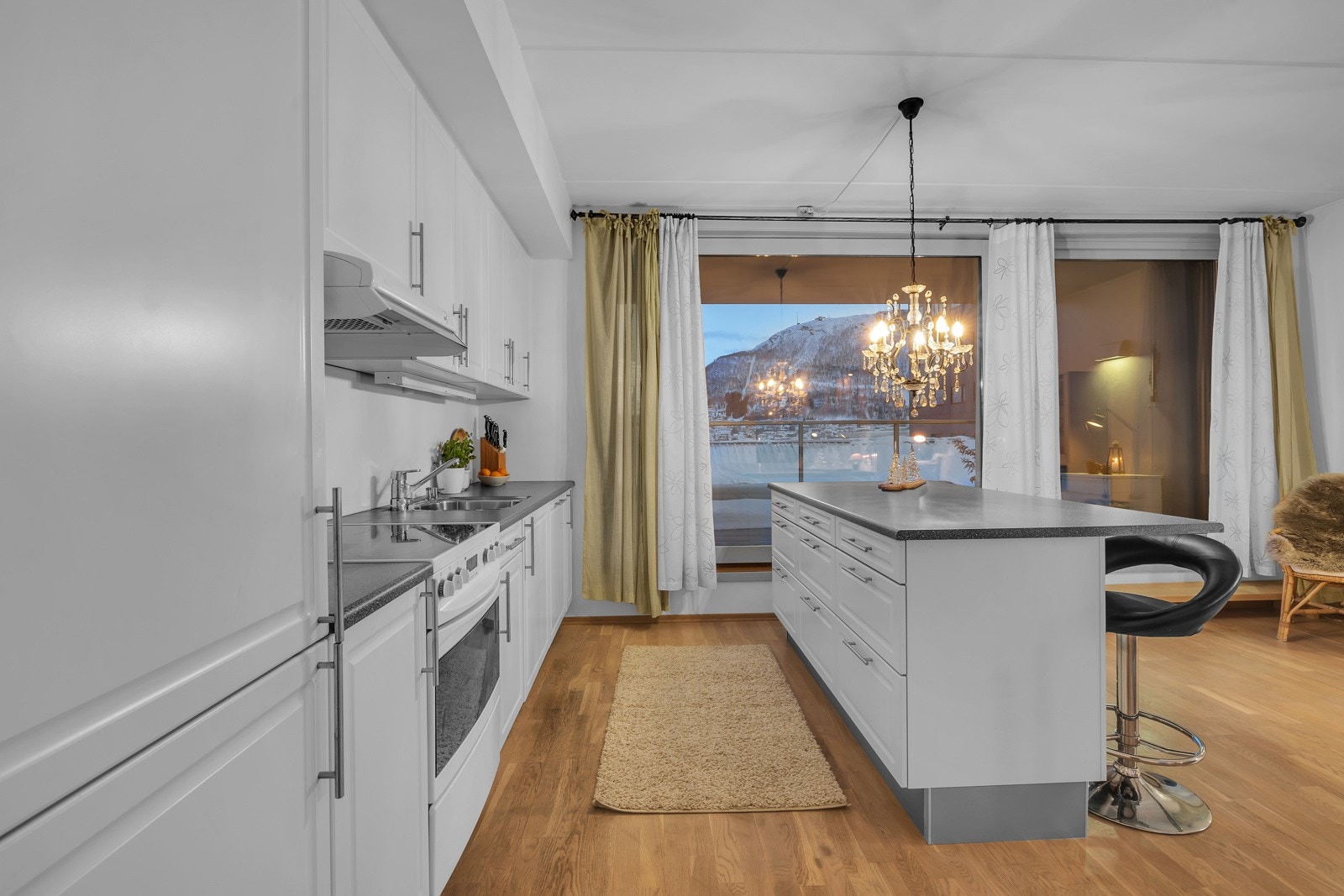 Praktisk kjøkken med stor kjøkkenøy Galleribilde