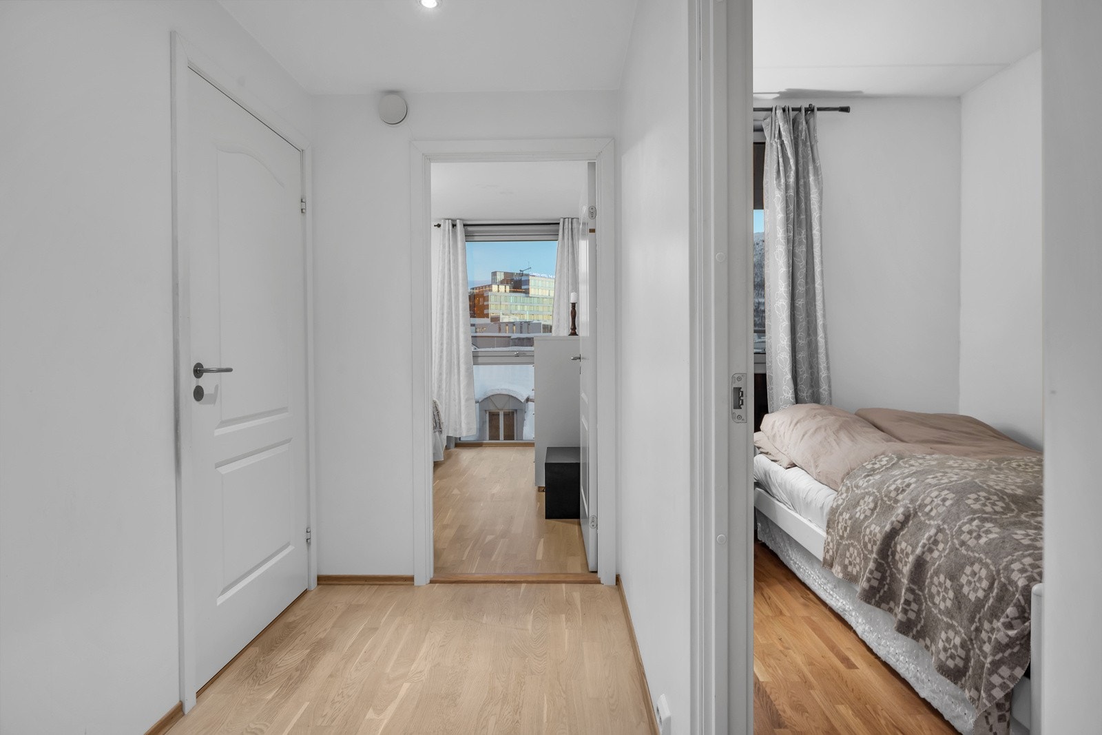 Videre føres du ti lleilighetens 2 andre soverom og bod Galleribilde