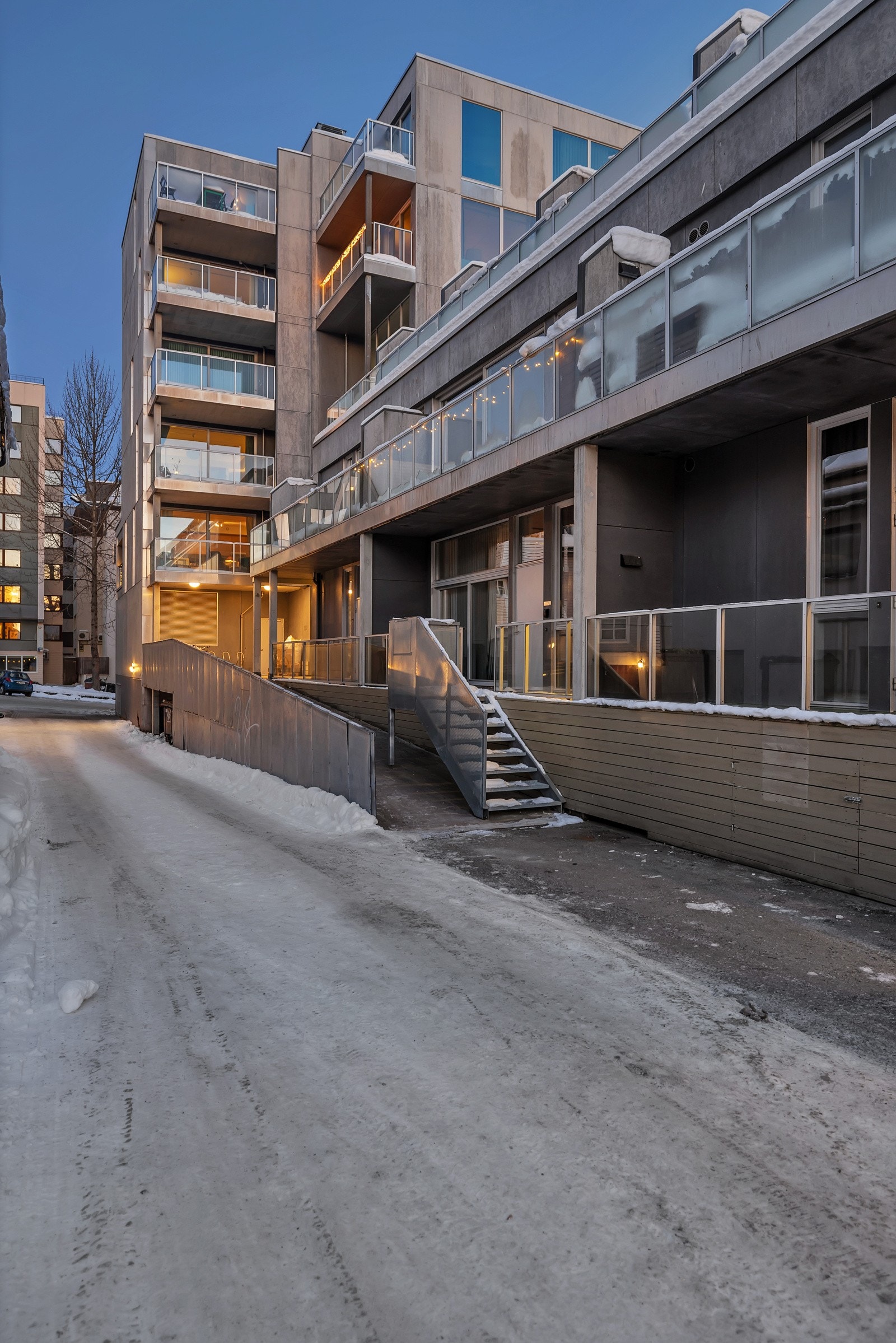 Hovedinngangen er fra baksiden av bygget, men du har også direkte adkomst med heis fra parkeringsplanlegget Galleribilde