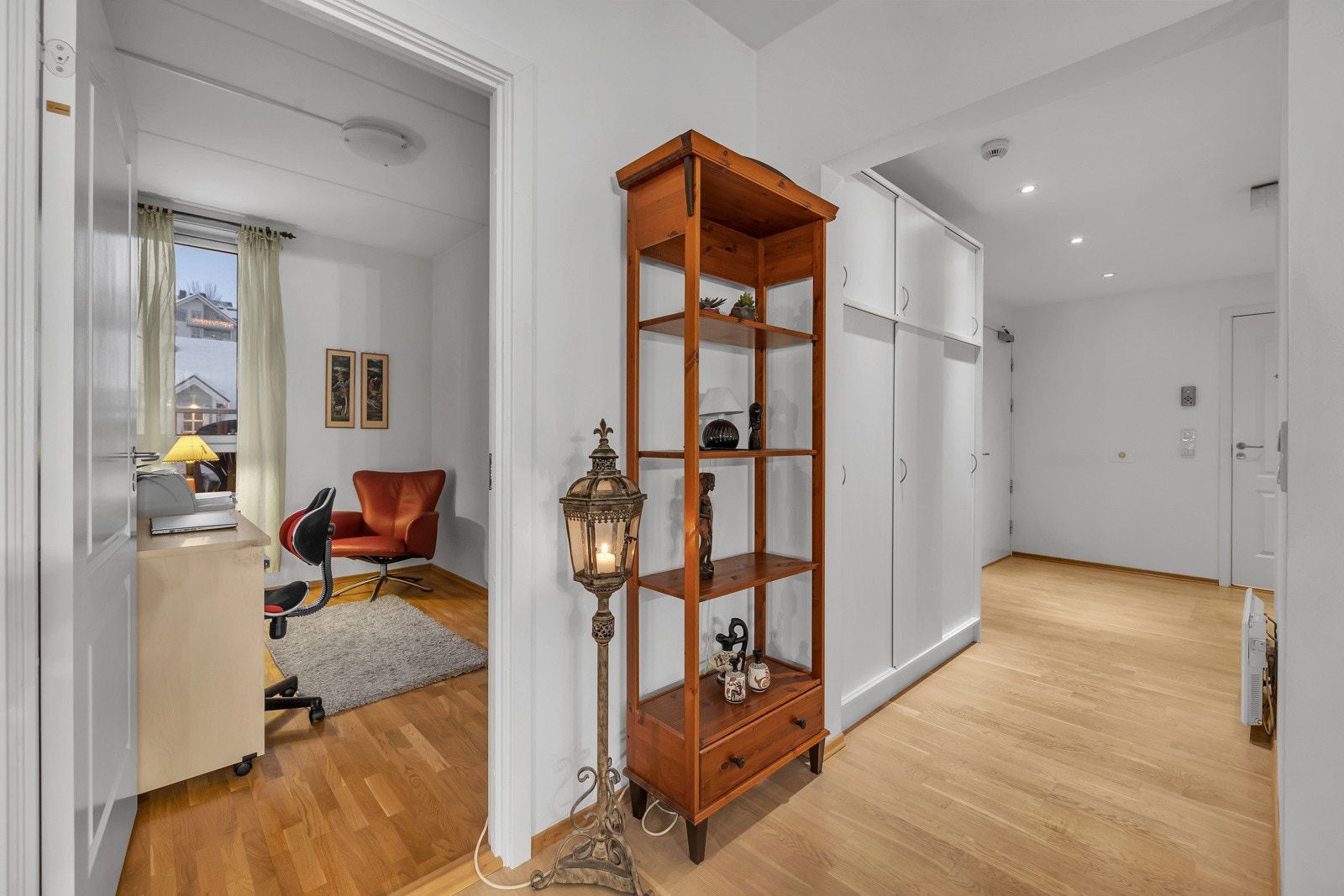 Soverommene er tilbaketrukne. Her ser vi inn i soverommet som har adkomst fra stua Galleribilde