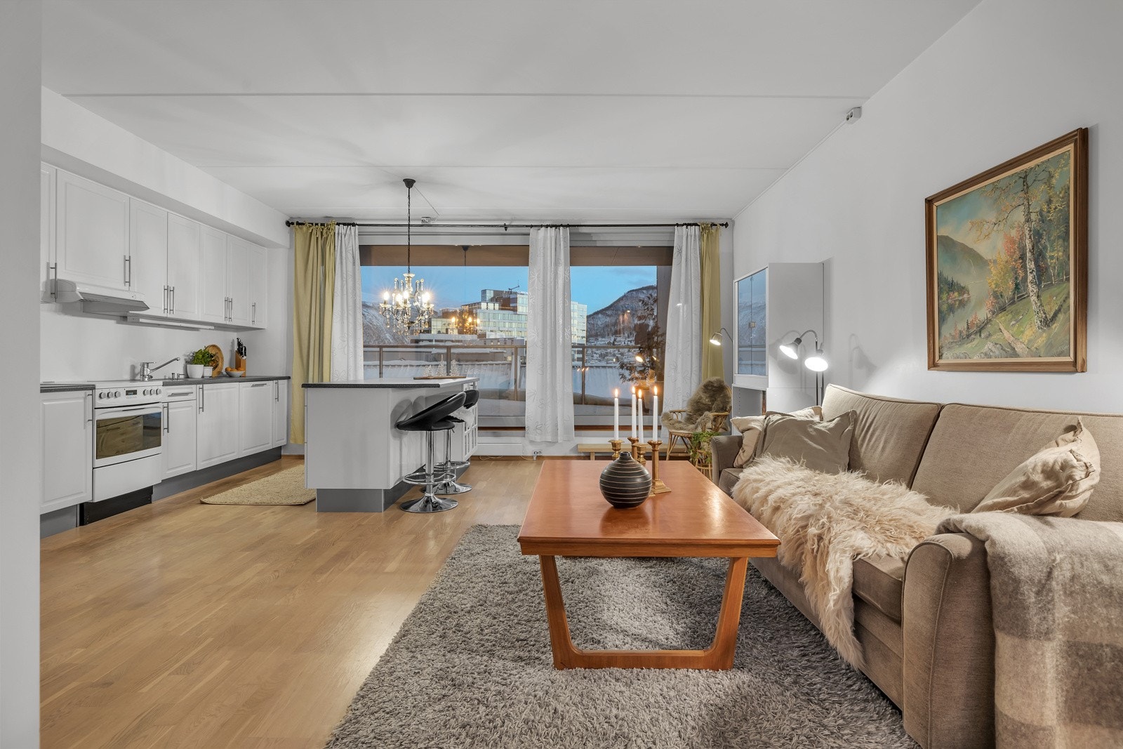 Kjøkkenet er plassert i motsatt ende, mot øst, i leiligheten Galleribilde