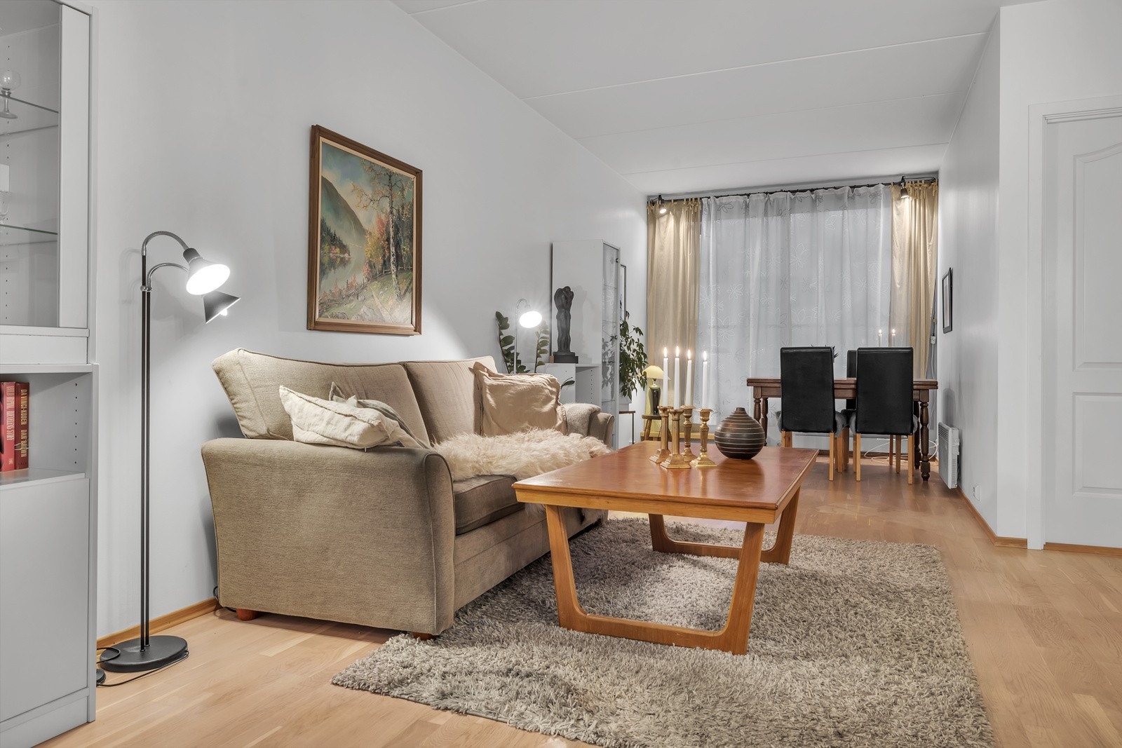 Du finner plass både til daglig- og spisestue Galleribilde