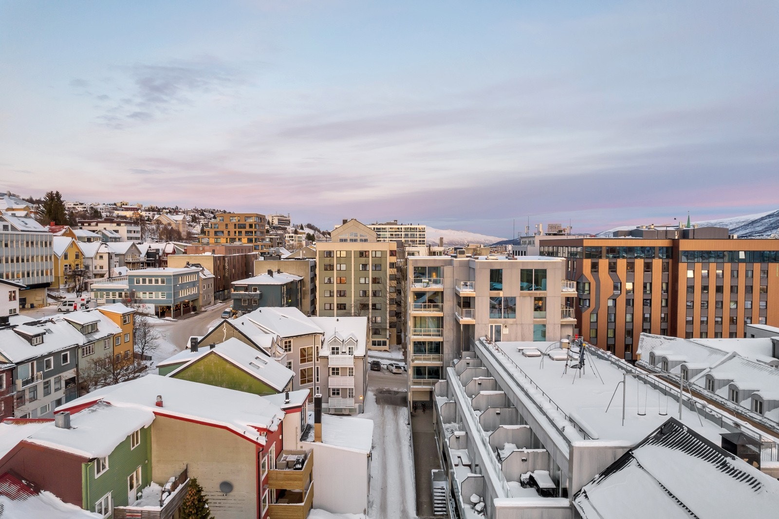 Karl Johan 2 er plasser midt i sentrum av Tromsø og du har derfor alle sentrums fasiliteter og tilbud like utenfor ytterdøra Galleribilde