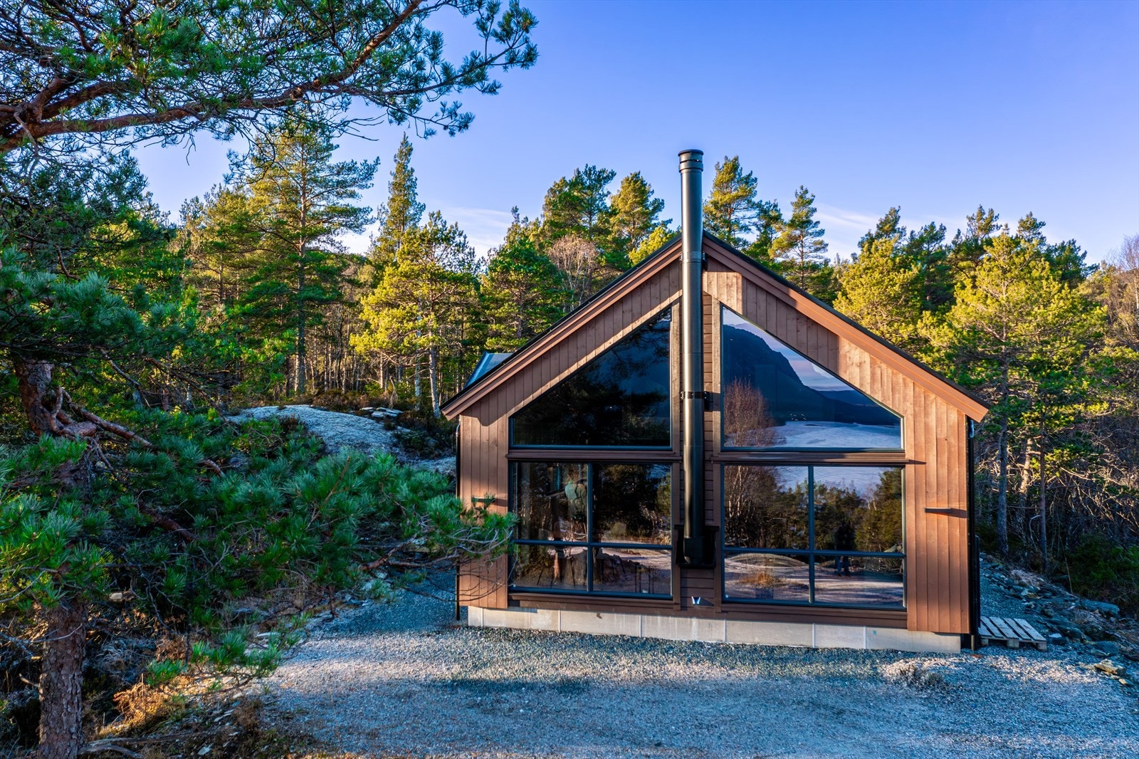 Nydelig utsikt som gjenspeiler seg i de store vindusflatene. Galleribilde