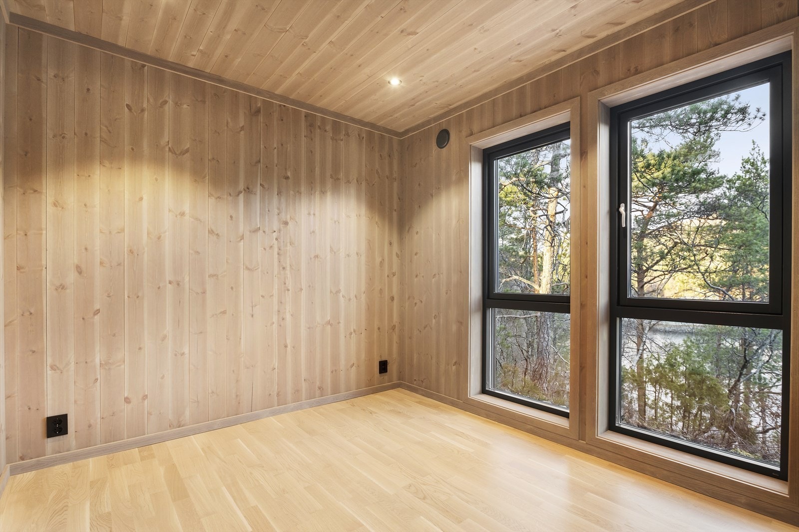 Hovedsoveromet med store vinduer som gir rikelig med lys og luft. Galleribilde