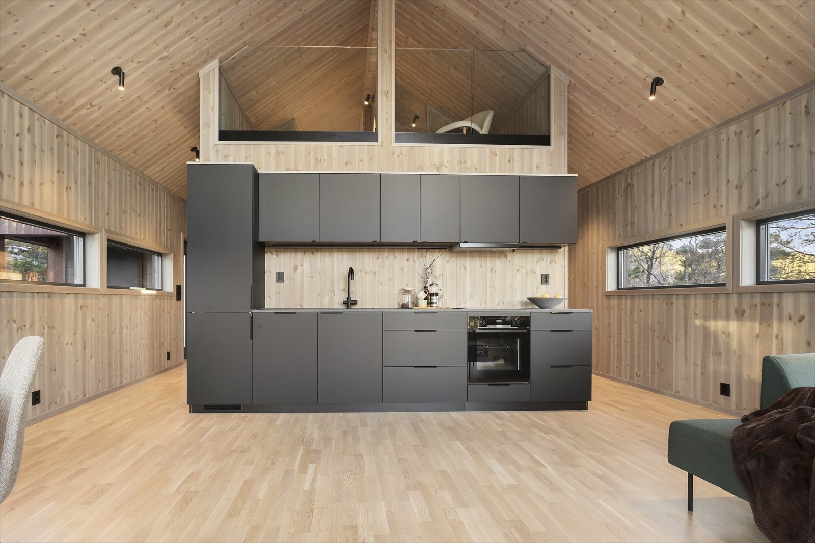 Den åpne stue- kjøkkenløsningen skaper en sosial atmosfære i oppholdsrommet. Galleribilde