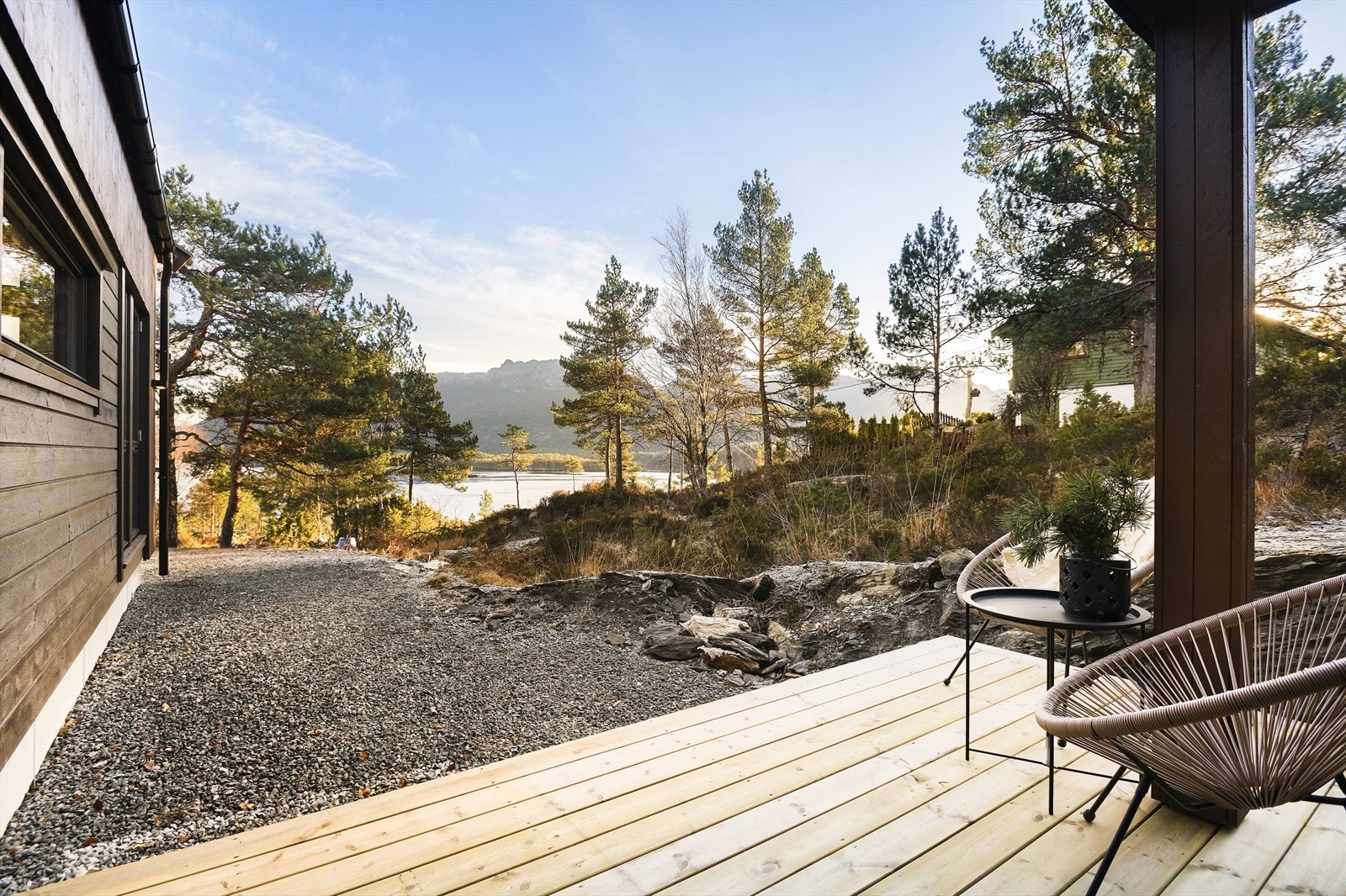 Fra Entréen er det utgang til terrasse med nydelig sol- og utsiktsforhold. Galleribilde