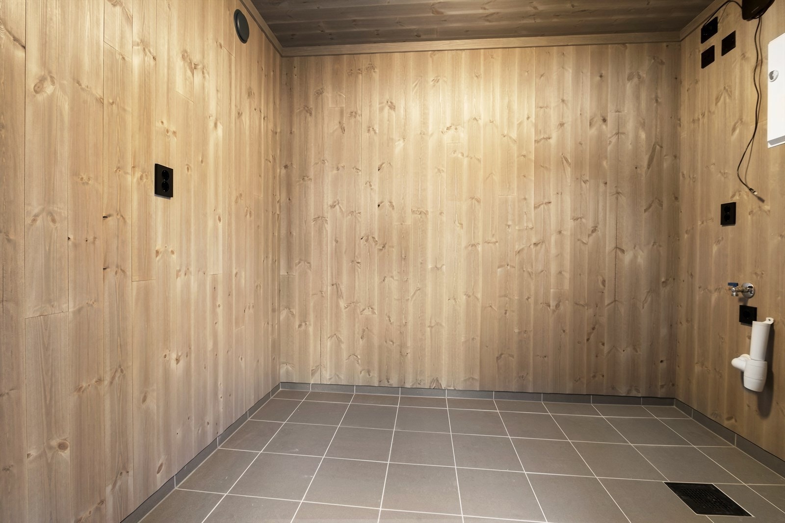 Sportsbod med god plass og praktiske fliser på gulv. Her er det opplegg for vaskemaskin samt plass til tørketrommel. Galleribilde