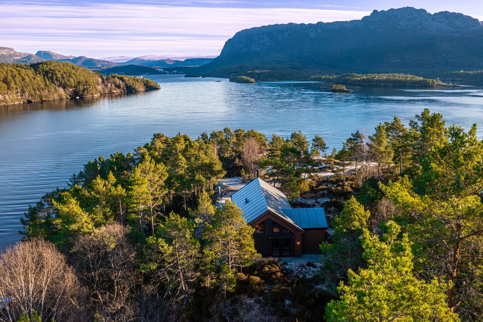 Hytten ligger flott til i naturskjønne omgivelser. Galleribilde