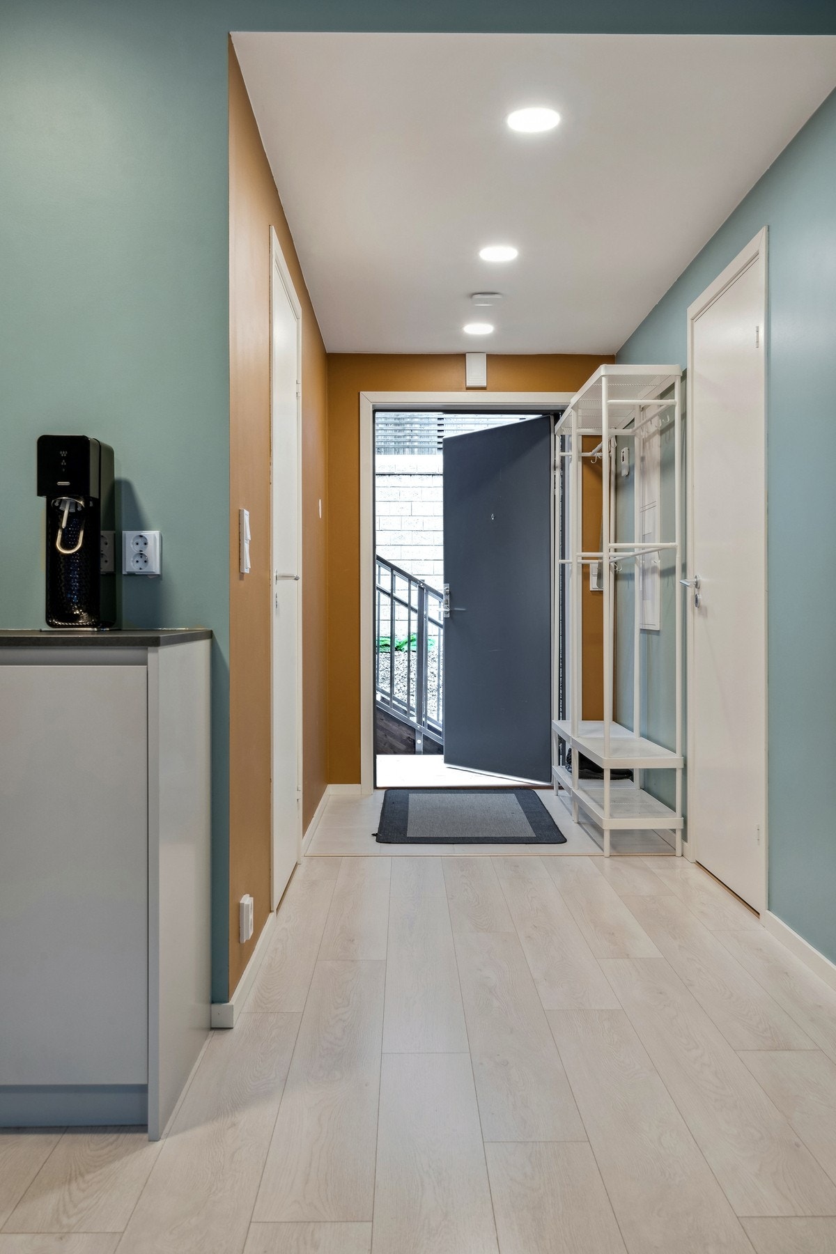 Godt belyst gang med garderobemulighet. Galleribilde