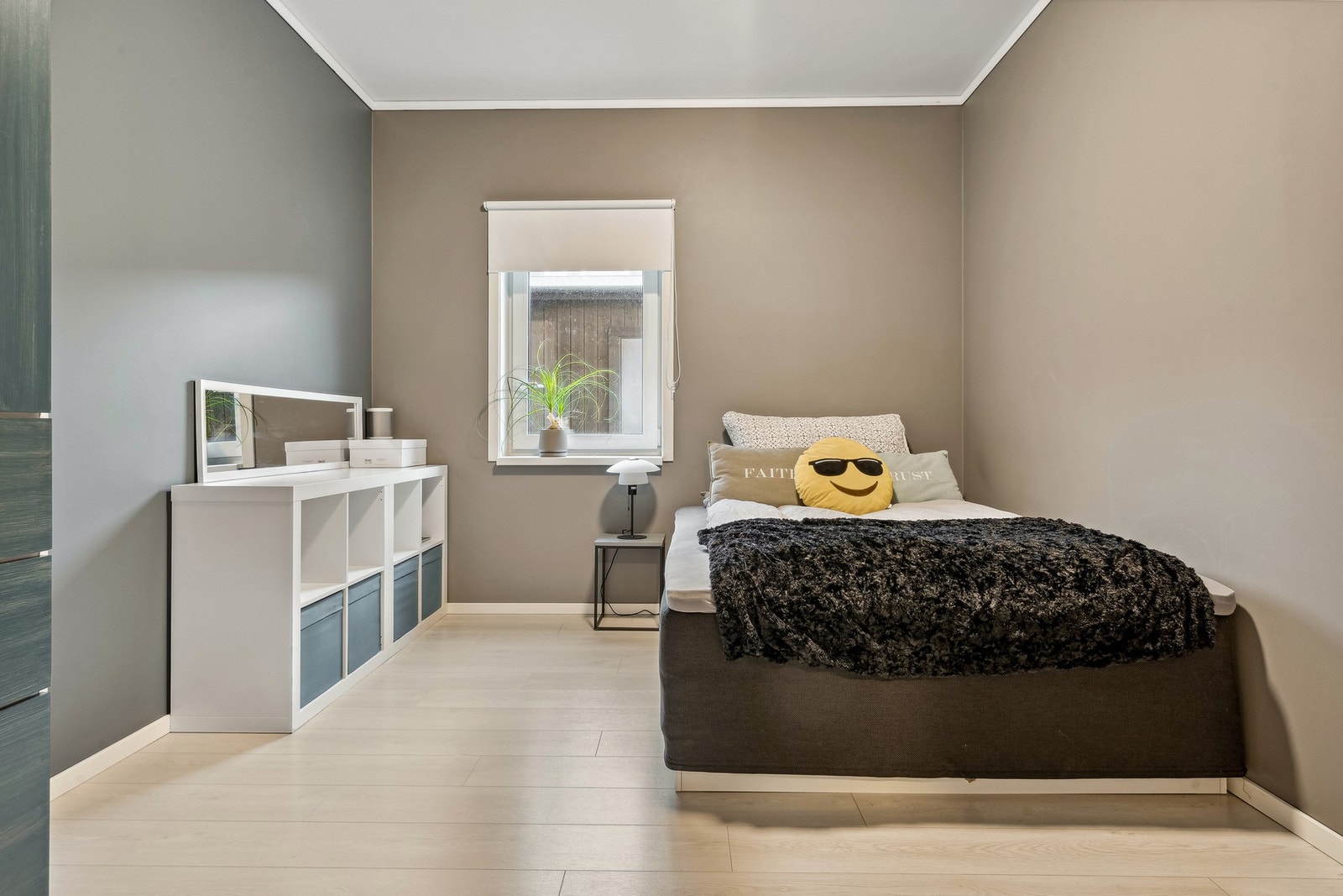 Soverom 1 med garderobeløsning. Galleribilde