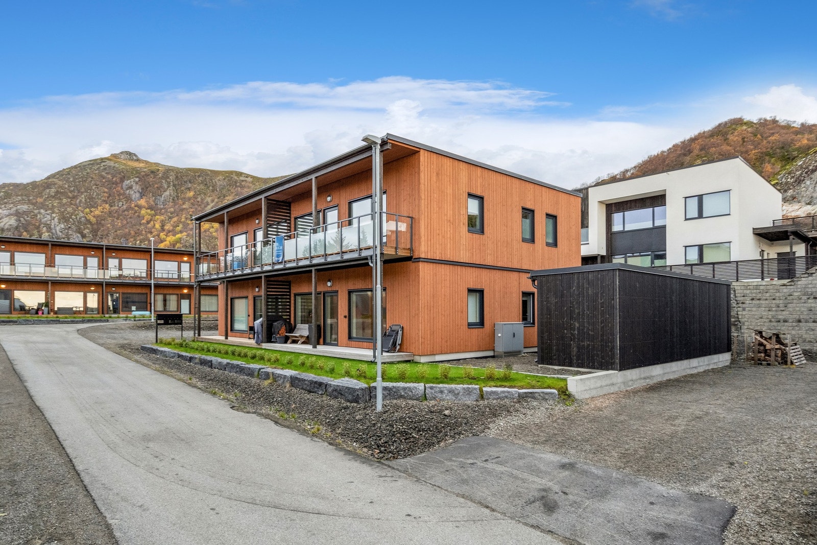 Fasadebilde og tilhørende bod Galleribilde