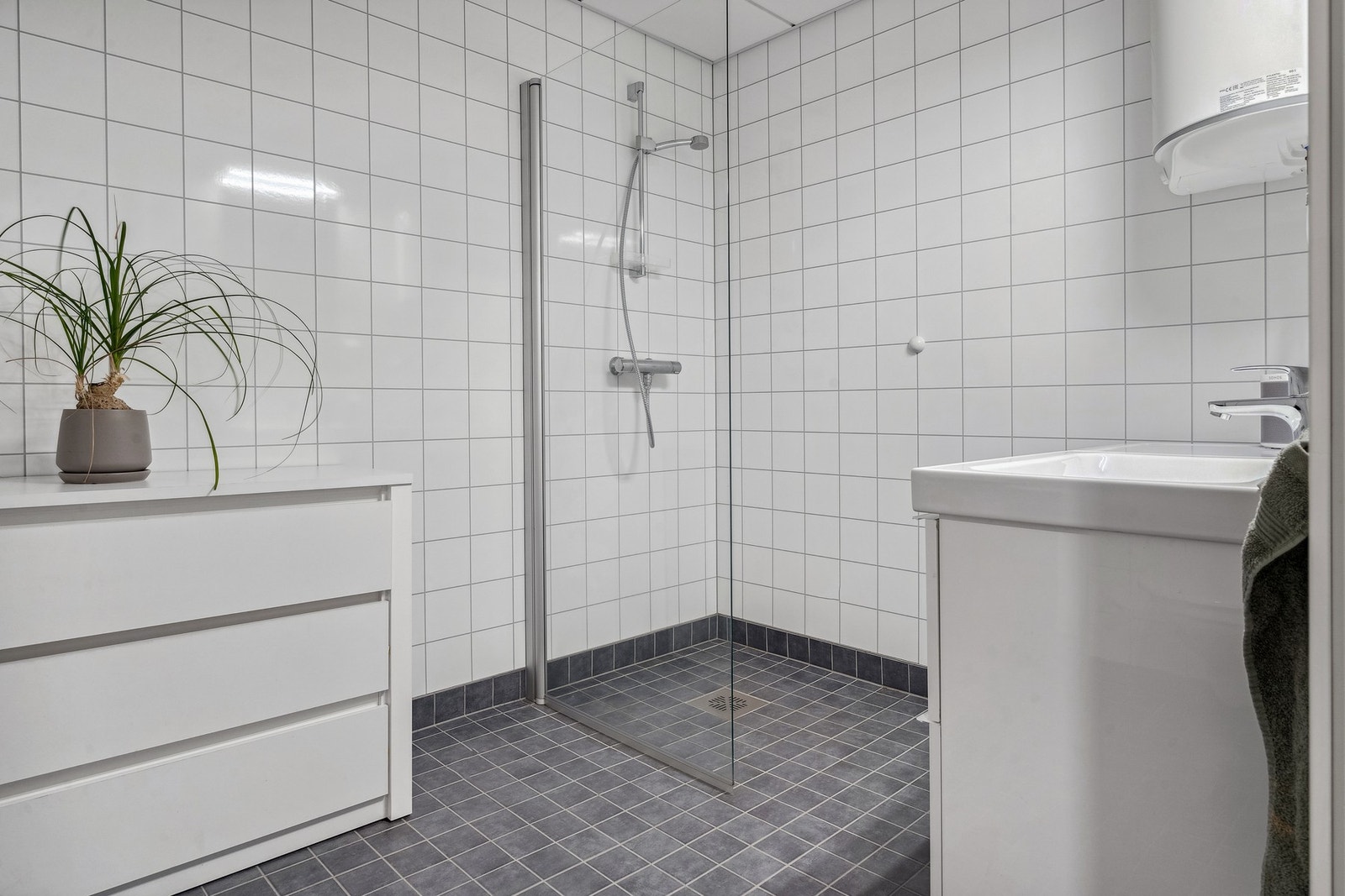 Dusjnisje med armatur på vegg og innfellbar glassdør. Galleribilde