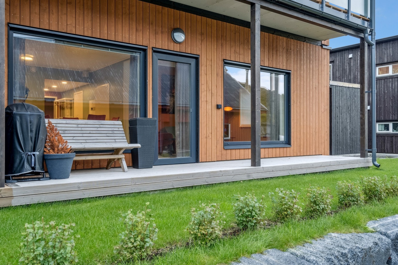 Overbygd platt med gressplen. Galleribilde