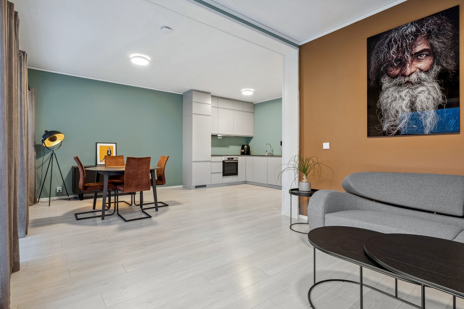 Stue med plass til sofagruppe og lun kontrastvegg. Foto: EFKT. Galleribilde