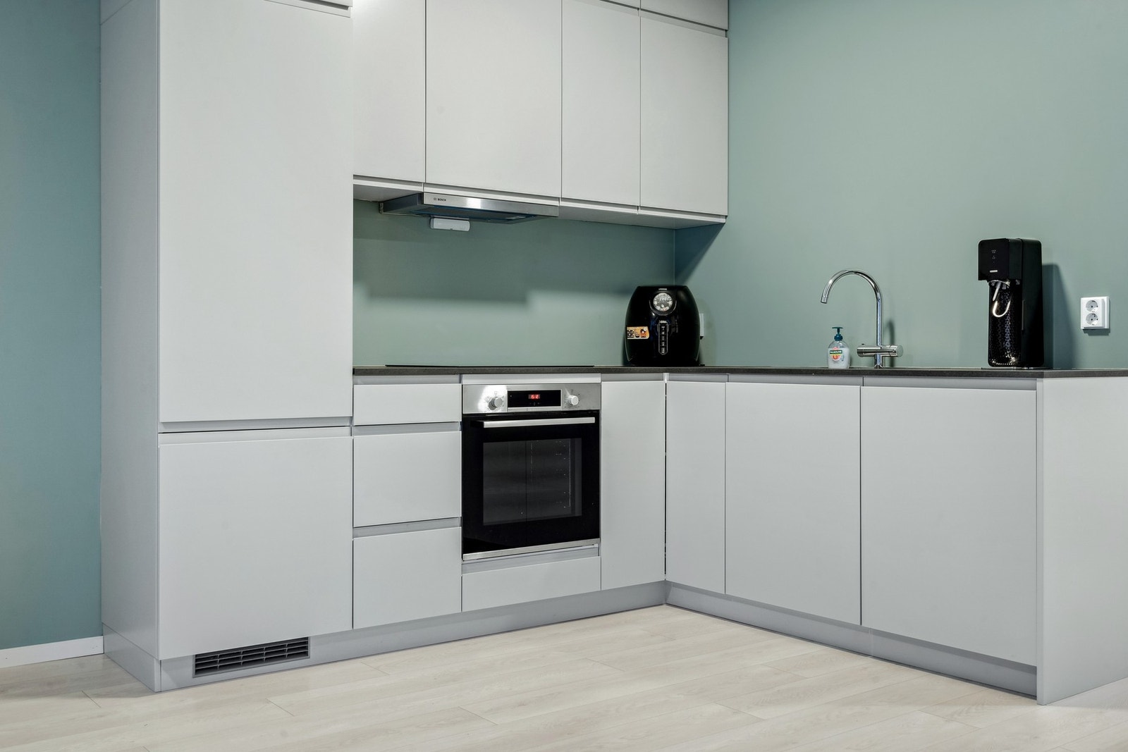 Moderne kjøkken med integrerte hvitevarer. Galleribilde