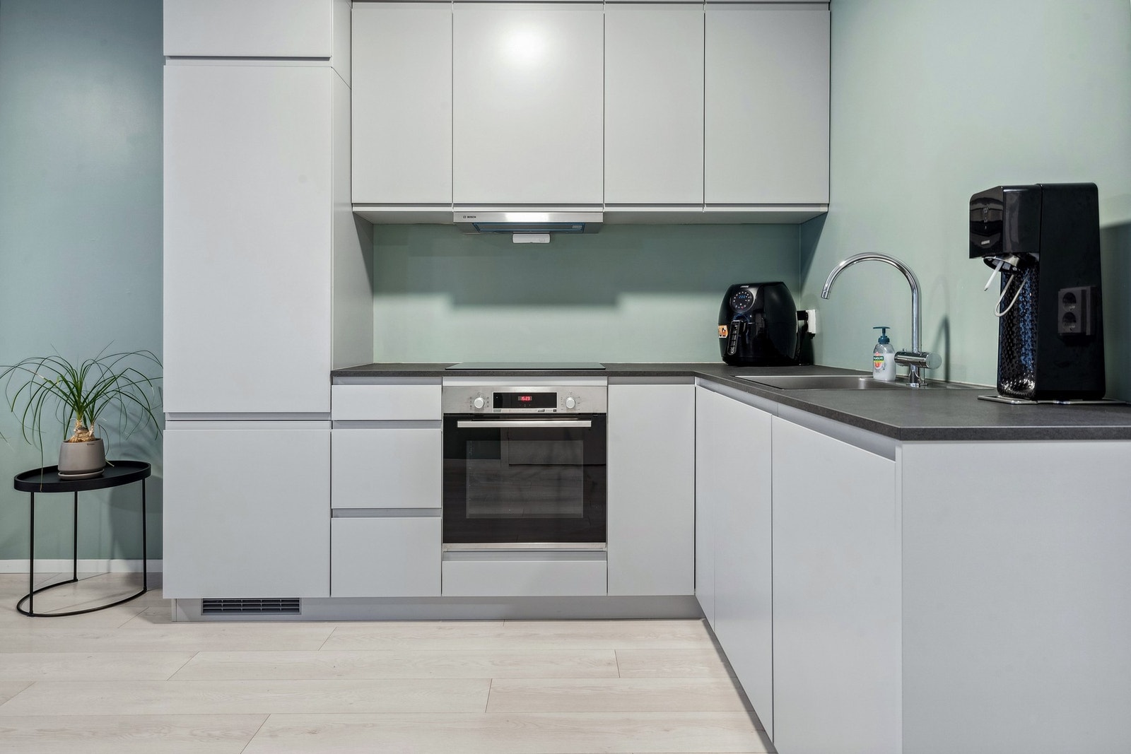 Moderne kjøkken med lyse fronter. Galleribilde