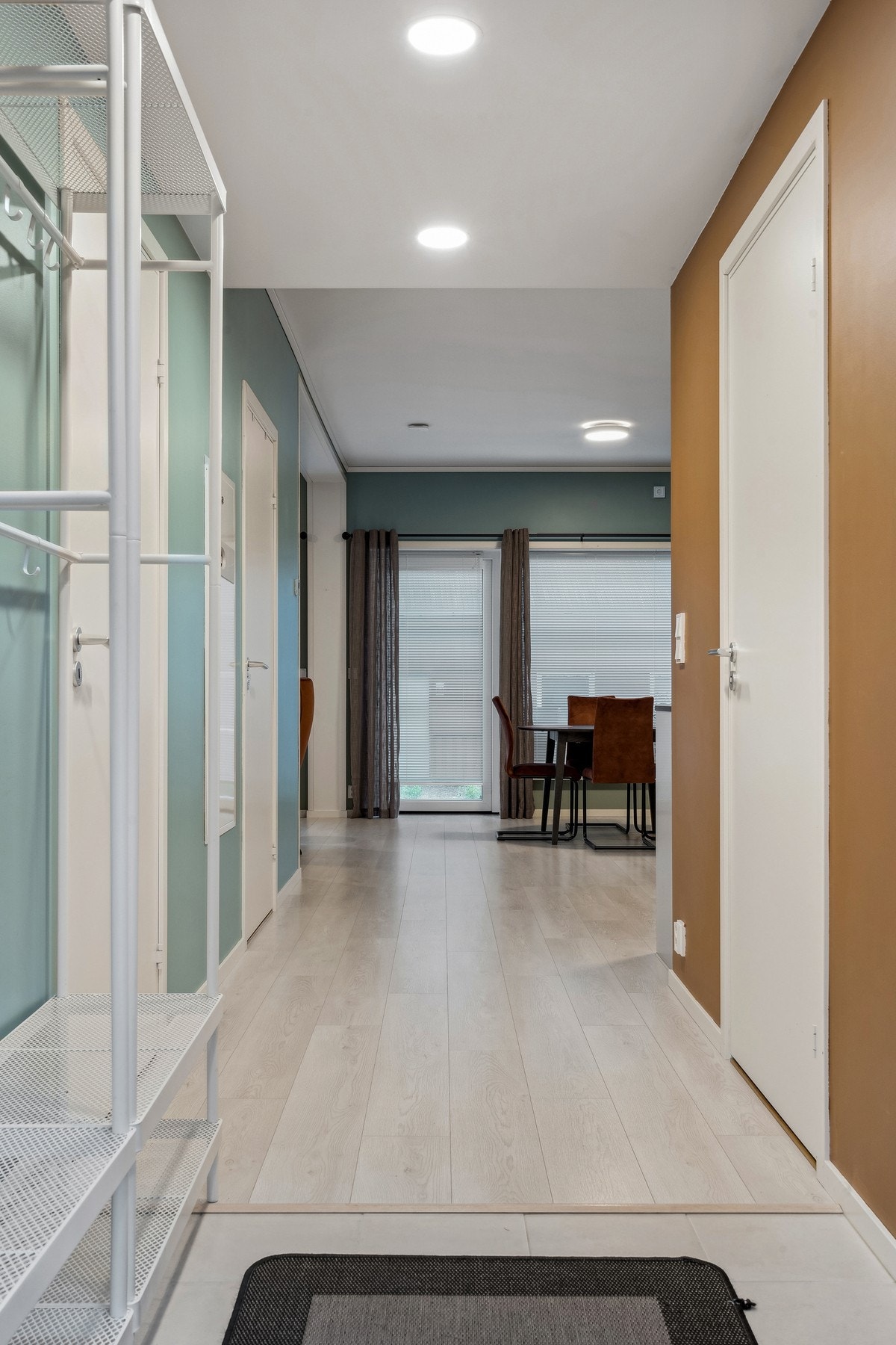 Inngangsparti delvis flislagt med garderobemulighet. Galleribilde