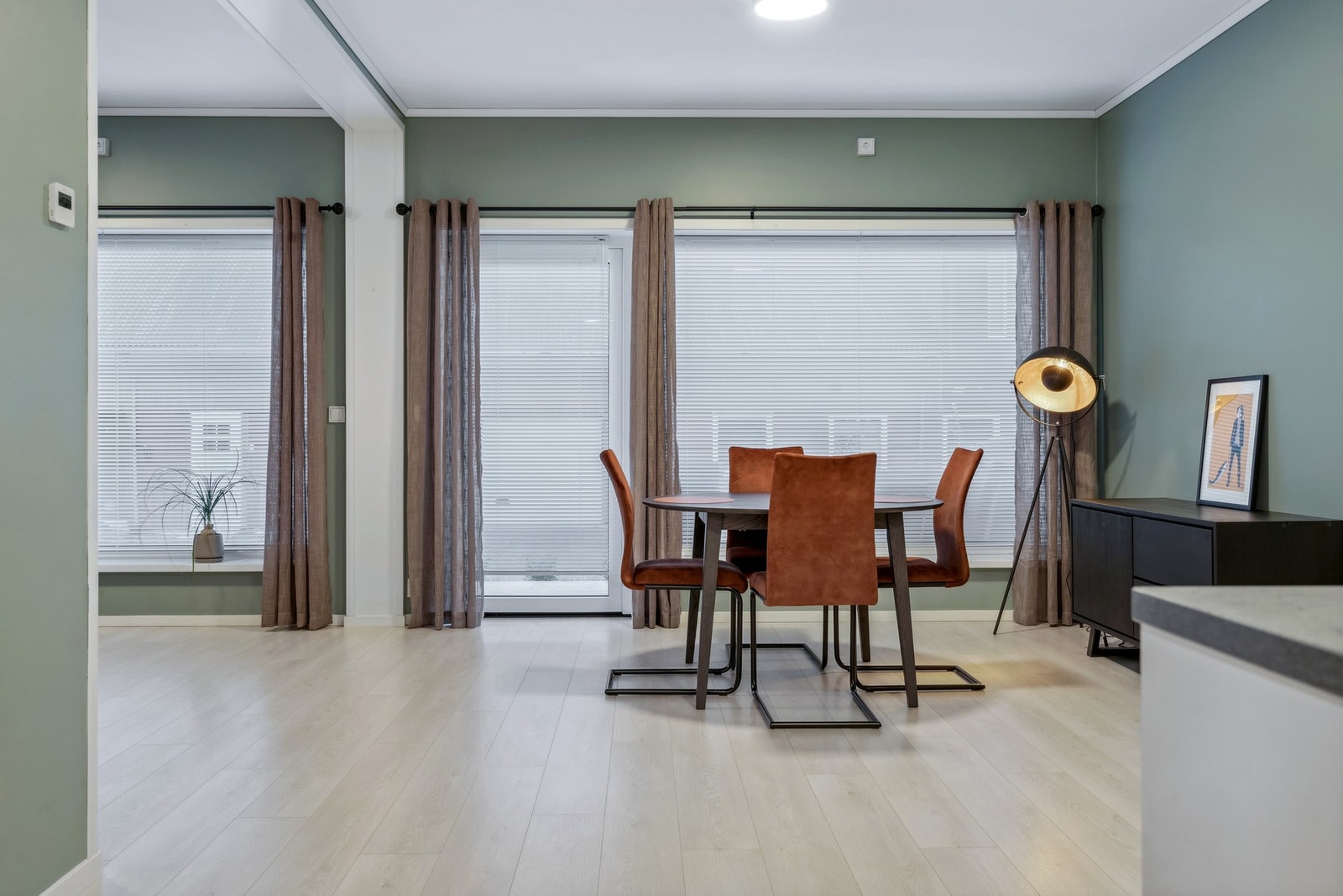 Åpen stue med plass til spisegruppe. Galleribilde