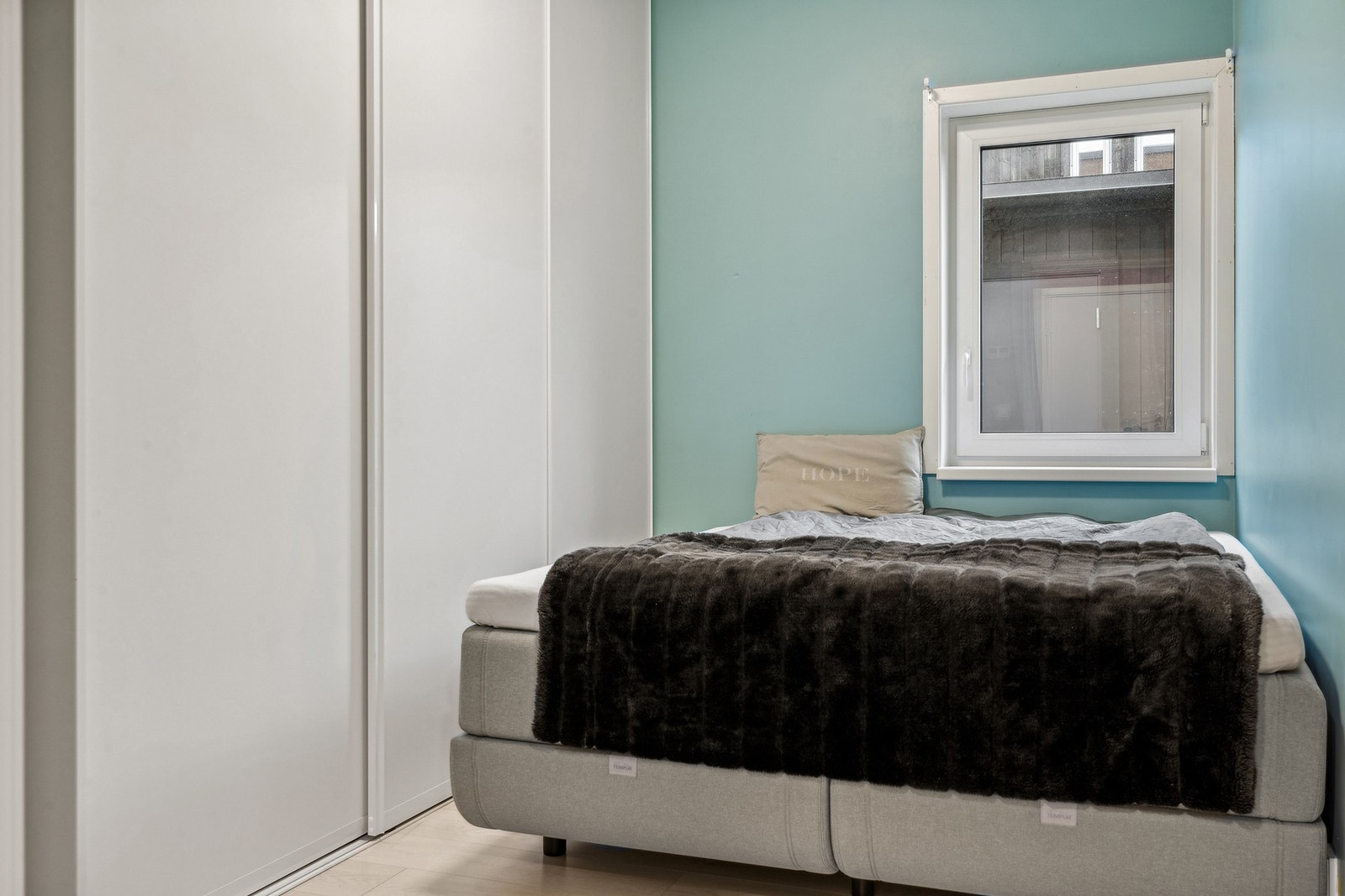 Soverom 2 med skyvedørsgarderobe. Galleribilde