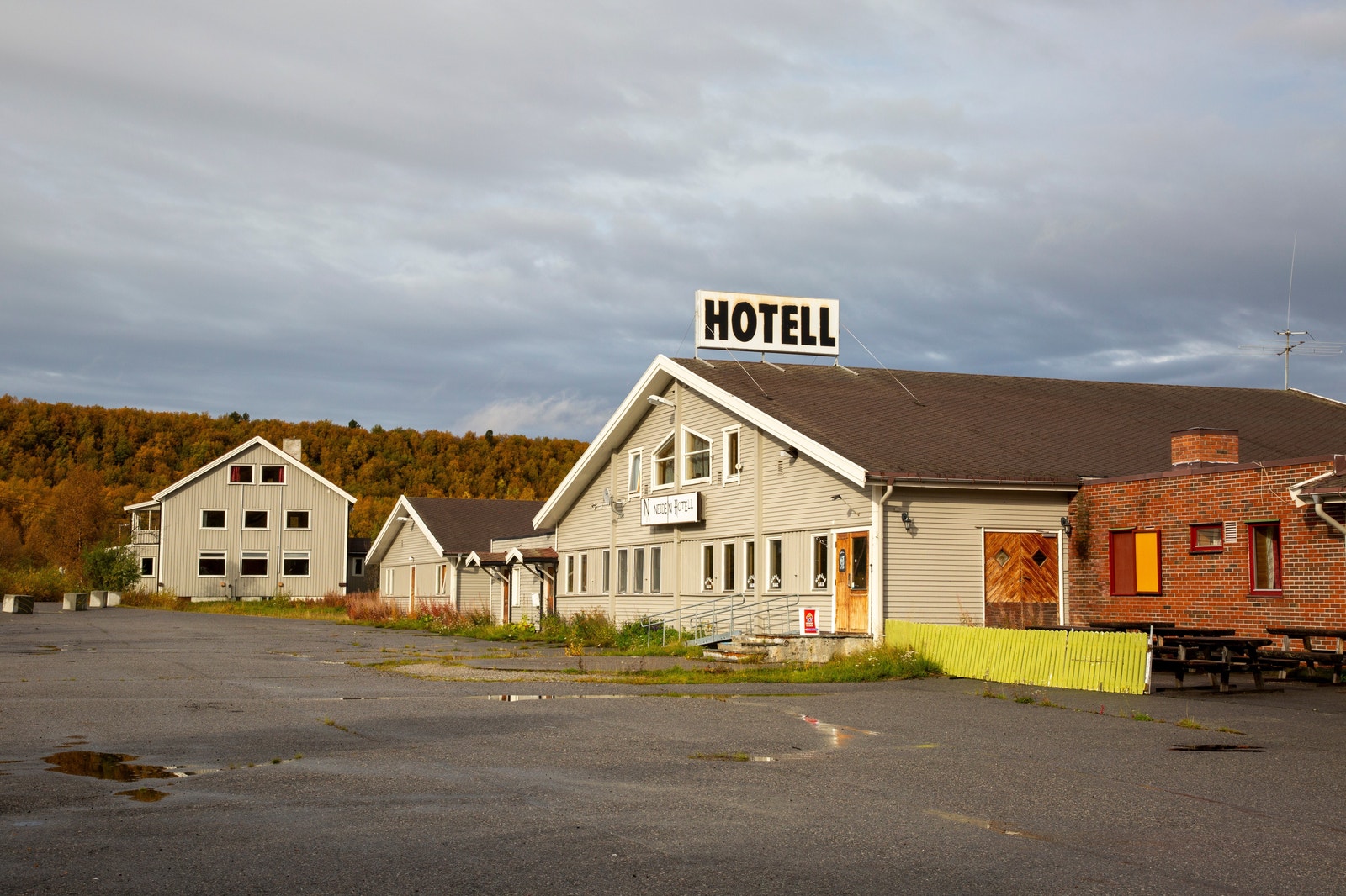 Neiden Hotell med 22 rom fordelt over to like fløyer, samt resepsjon, bar, kjøkken og restaurant i midtseksjonen. Galleribilde