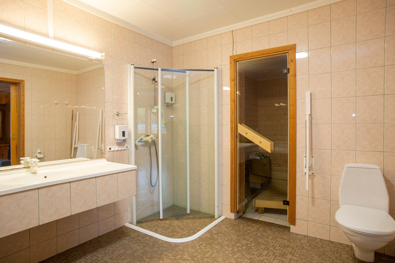 Badet i suiten med inngang til sauna. Galleribilde